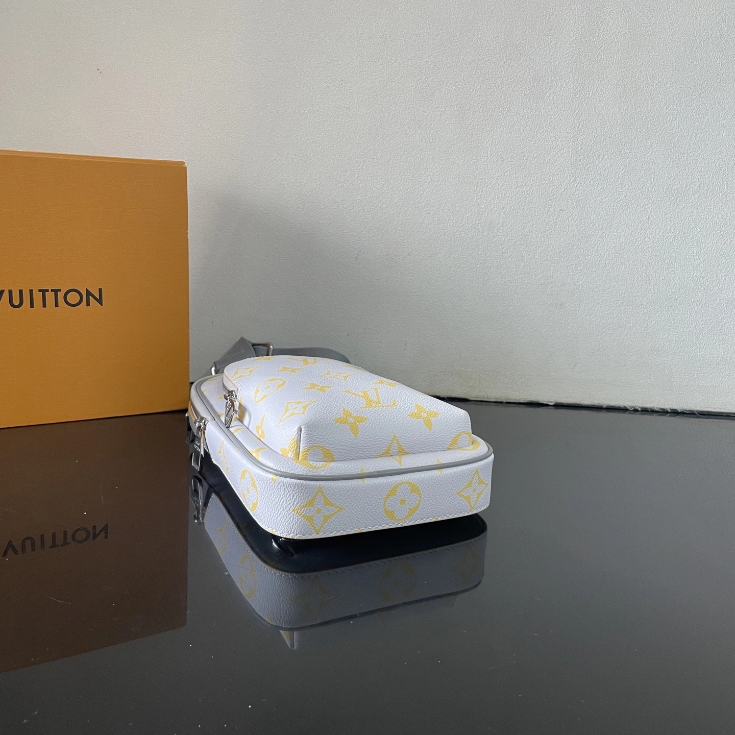 MOMO- 8V M15078 high quality version Avenue Slingbag item：E-B177I2584