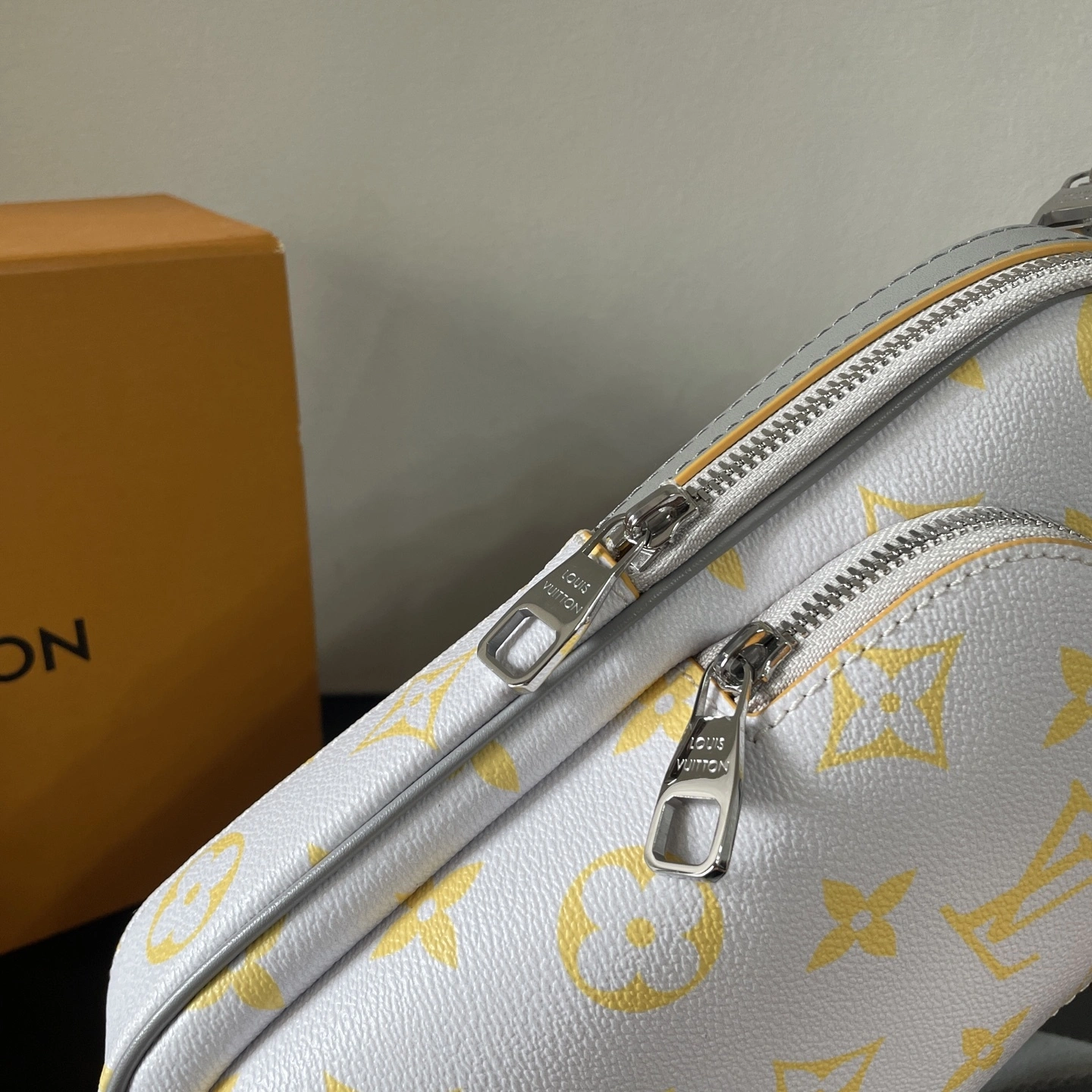 MOMO- 8V M15078 high quality version Avenue Slingbag item：E-B177I2584