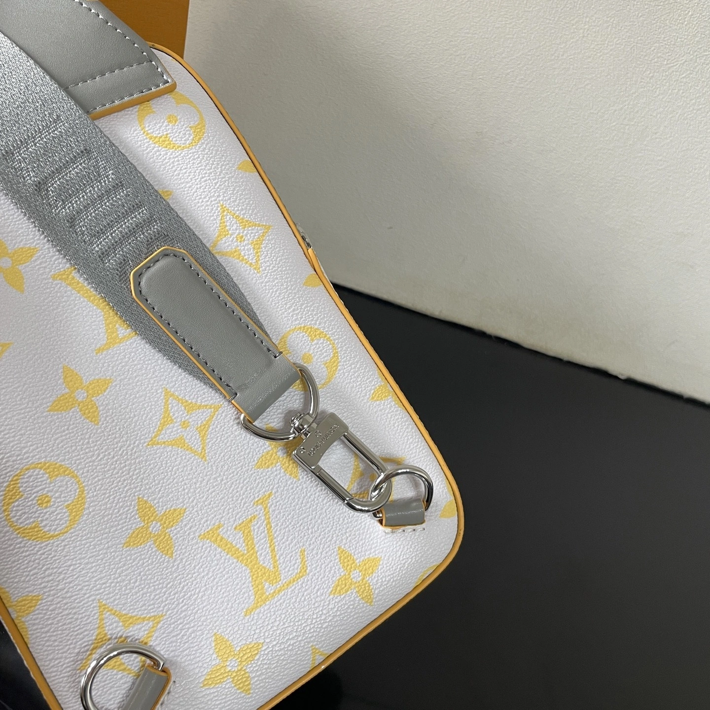 MOMO- 8V M15078 high quality version Avenue Slingbag item：E-B177I2584