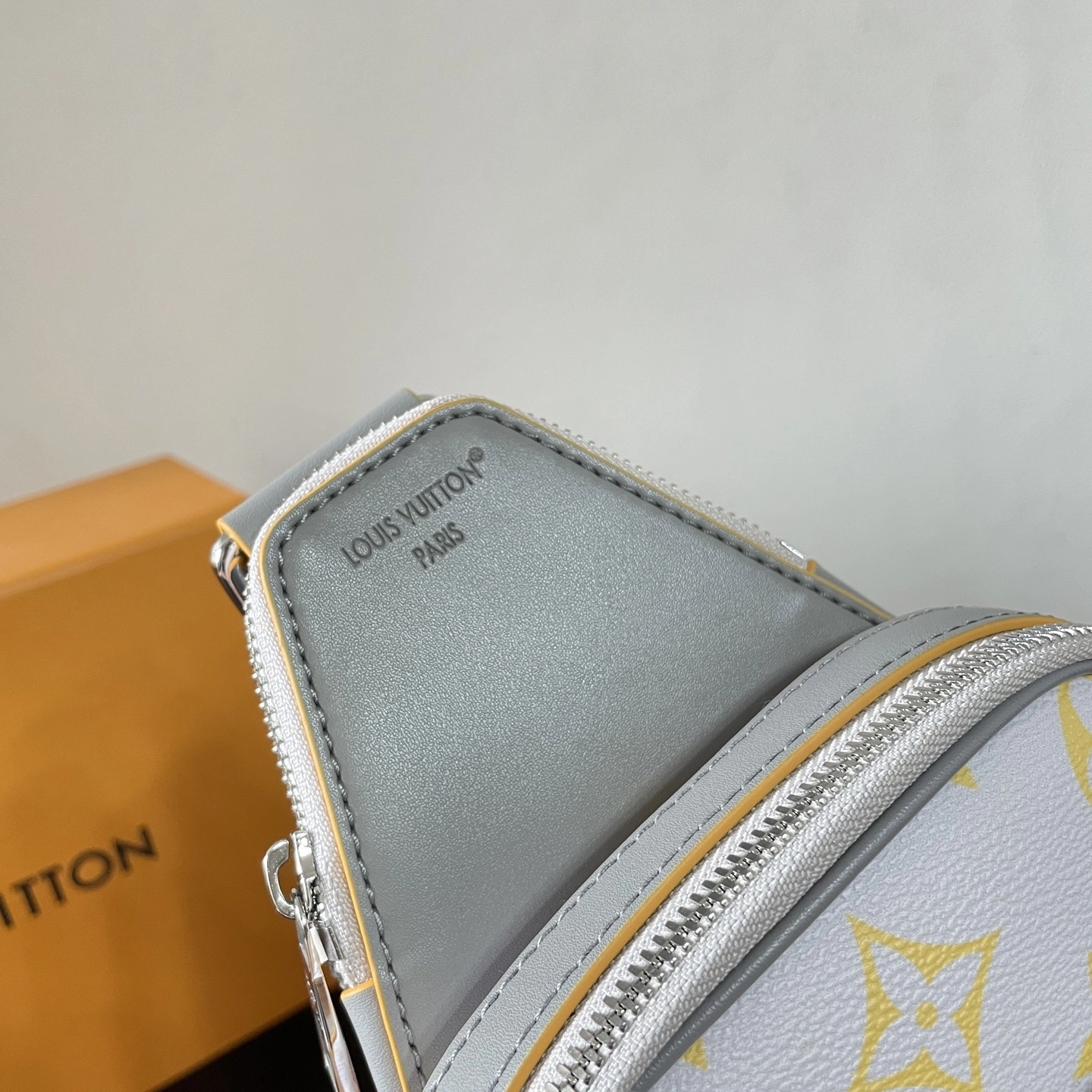 MOMO- 8V M15078 high quality version Avenue Slingbag item：E-B177I2584