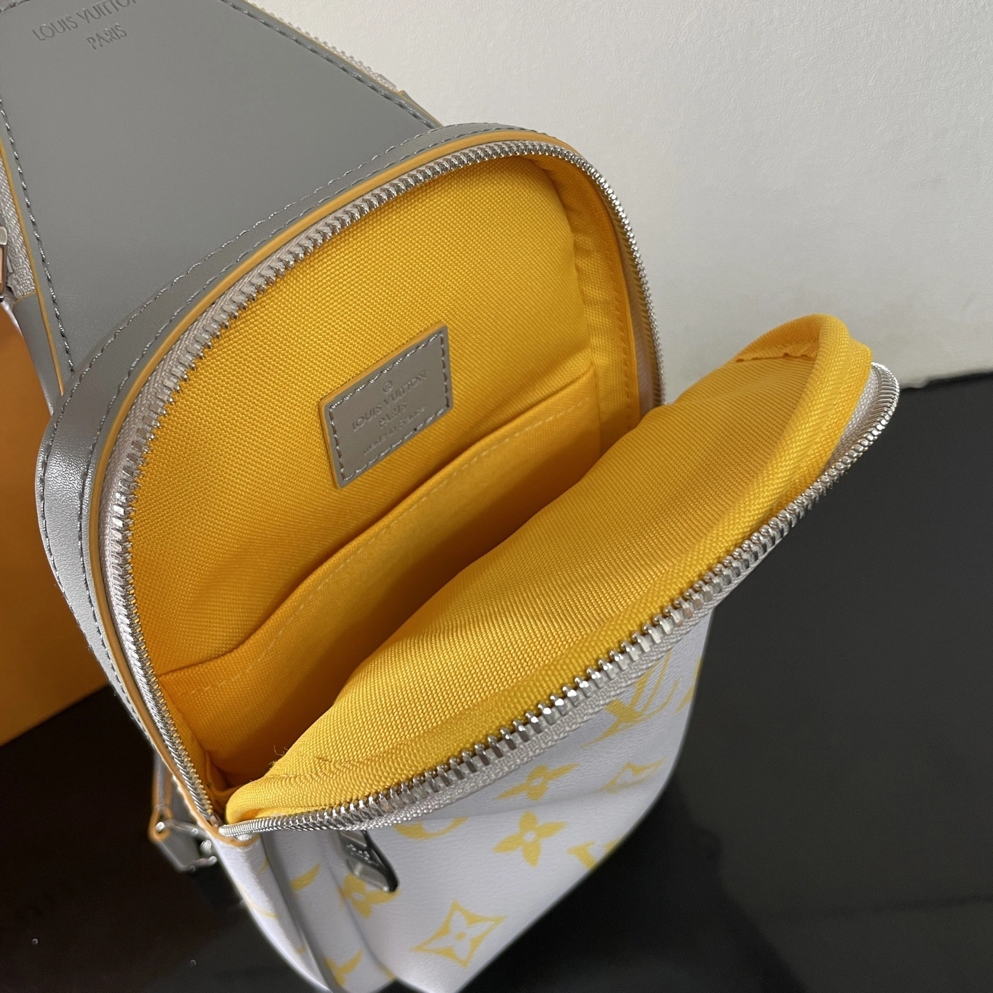 MOMO- 8V M15078 high quality version Avenue Slingbag item：E-B177I2584