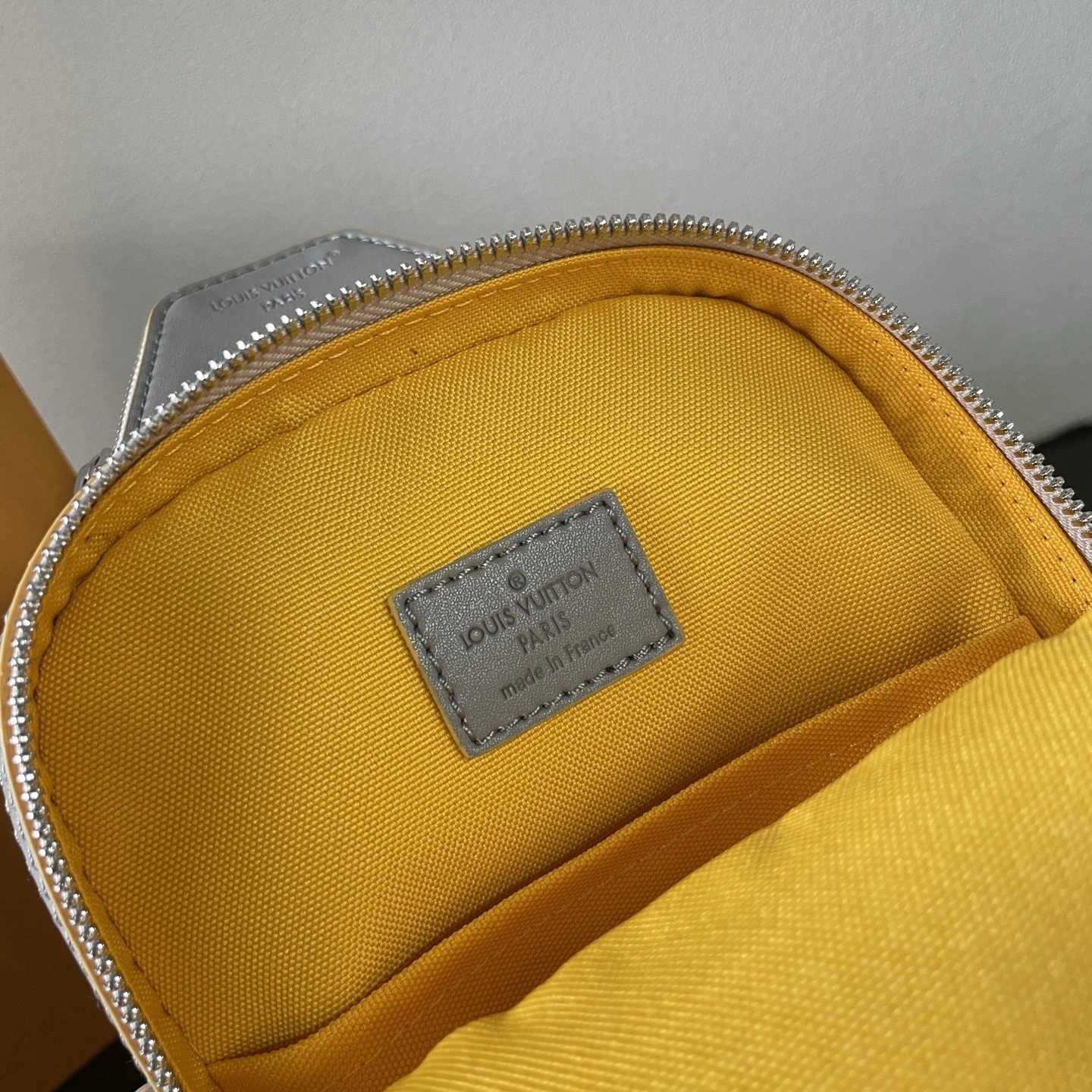 MOMO- 8V M15078 high quality version Avenue Slingbag item：E-B177I2584