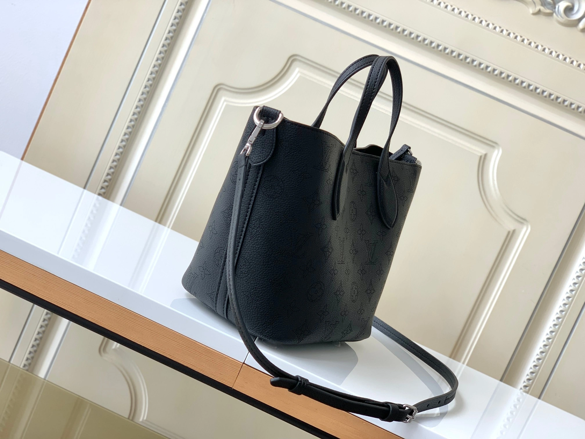 MOMO--8V M21848 high quality version Blossom cowhide item:E-B000L1807T