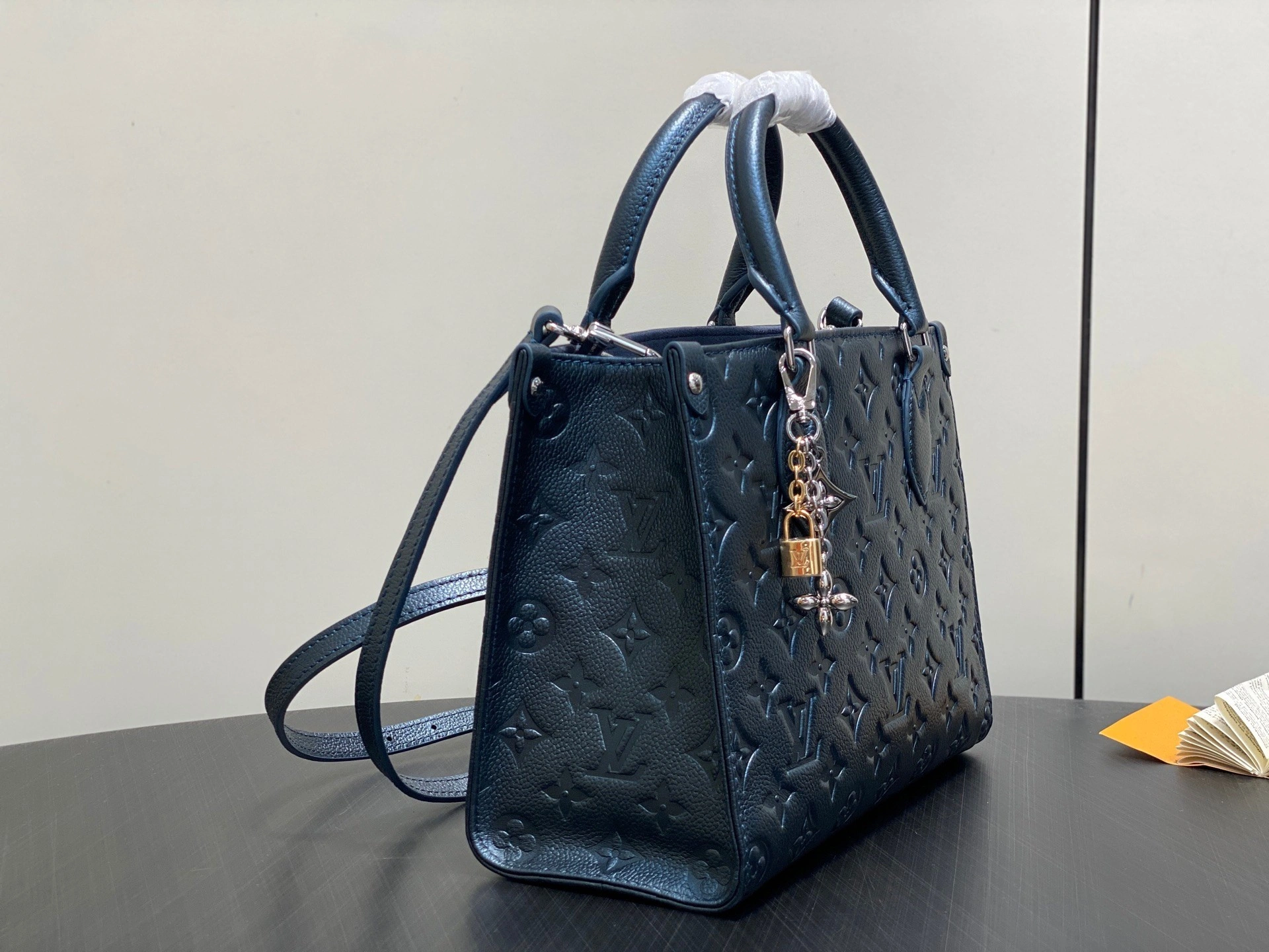 MOMO--8V M27042 high quality version OnTheGo Tote item:F-B000A0919