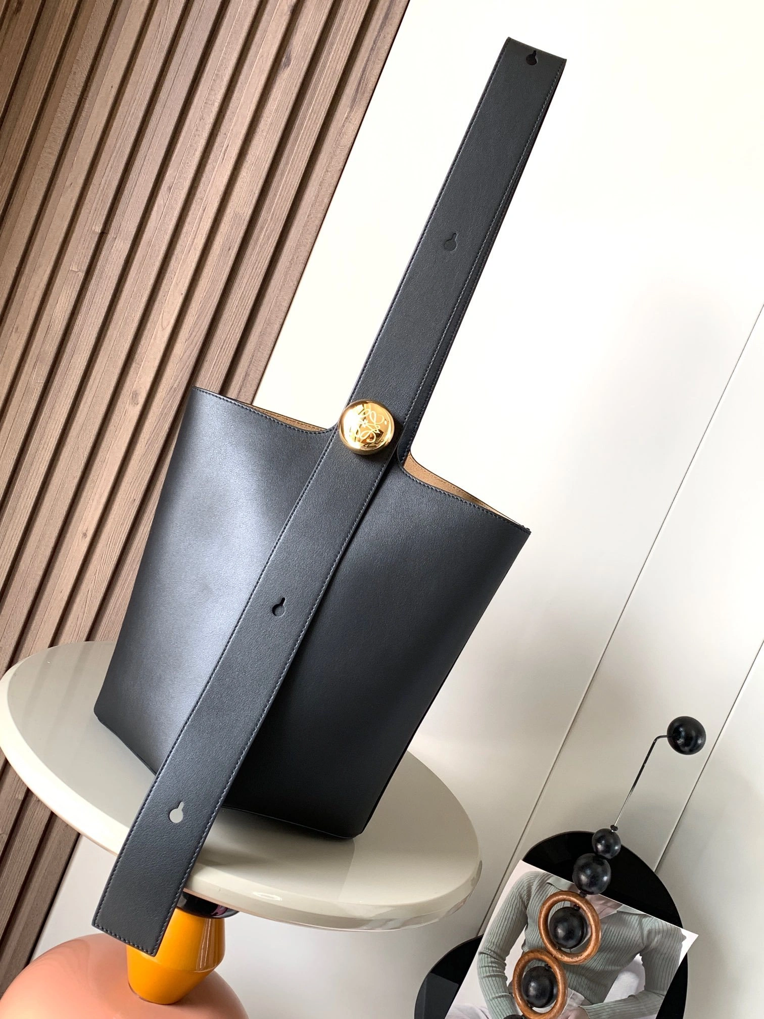 &MOMO- 8o5w5 AANBBBWX01-1100 Pebble Bucket cowhide item：E-B000D2399T