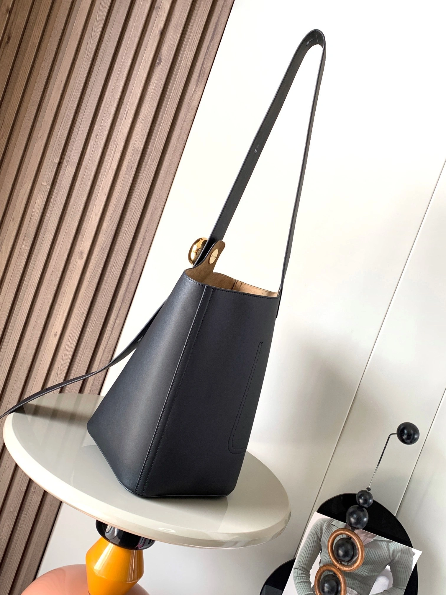 &MOMO- 8o5w5 AANBBBWX01-1100 Pebble Bucket cowhide item：E-B000D2399T