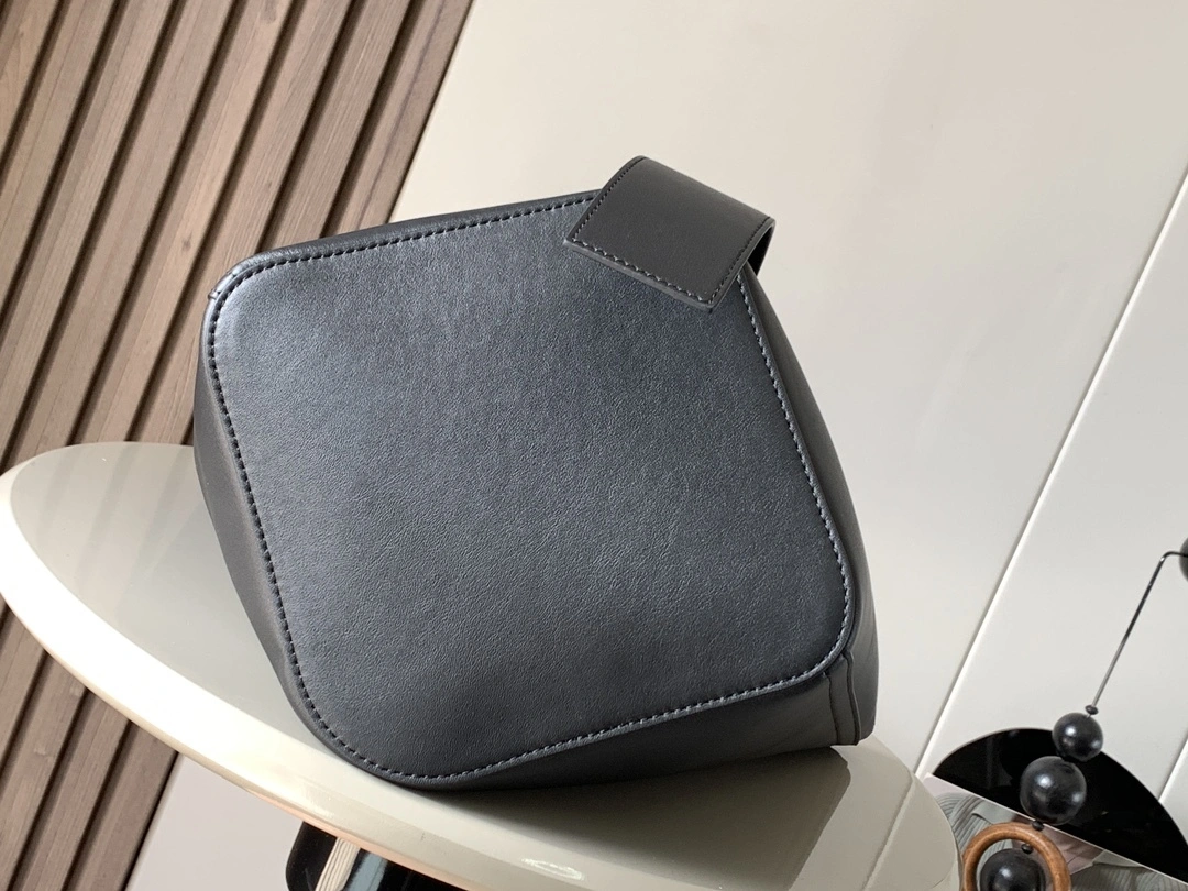 &MOMO- 8o5w5 AANBBBWX01-1100 Pebble Bucket cowhide item：E-B000D2399T