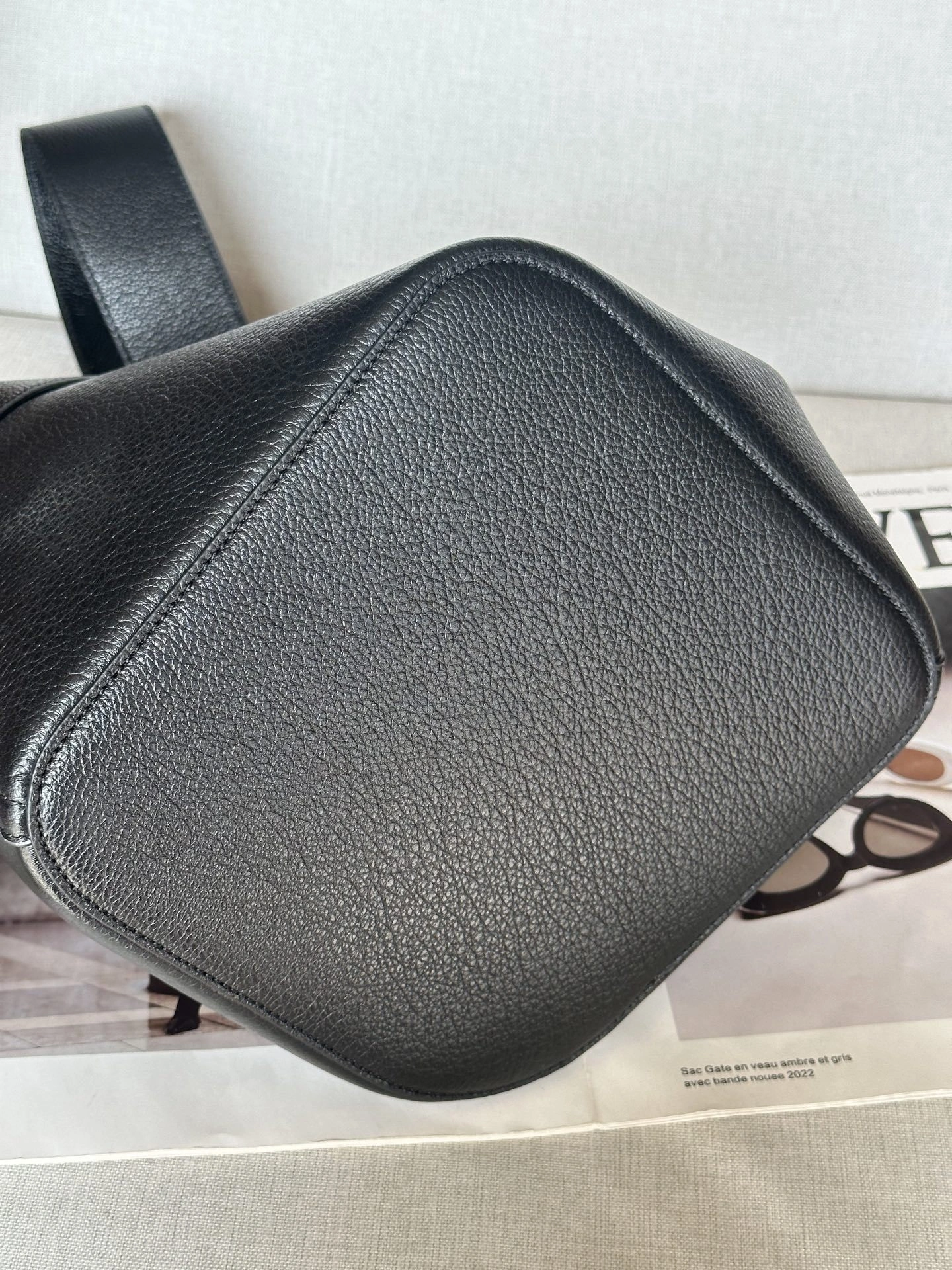 MOMO- 8o5w5 AANBBBWX01-1100 Pebble Bucket deerskin item：E-B000D2199F