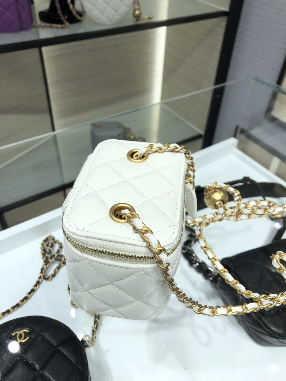MOMO- AP1447 sheephide item : B-B00M1607