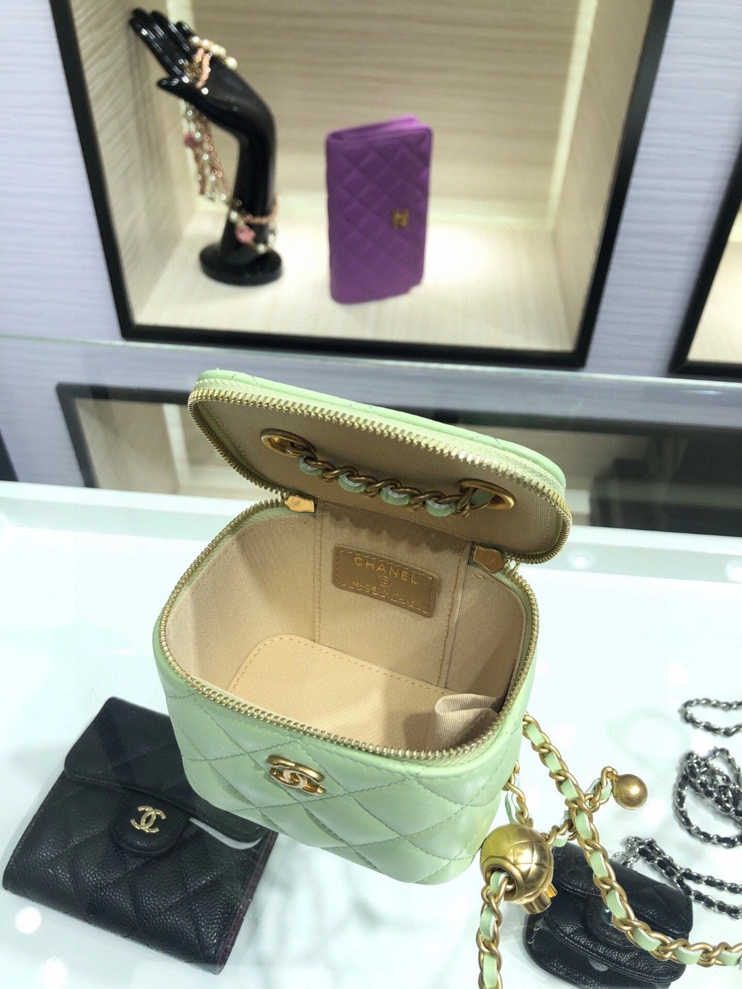 MOMO- AP1447 sheephide item : B-B00M1609
