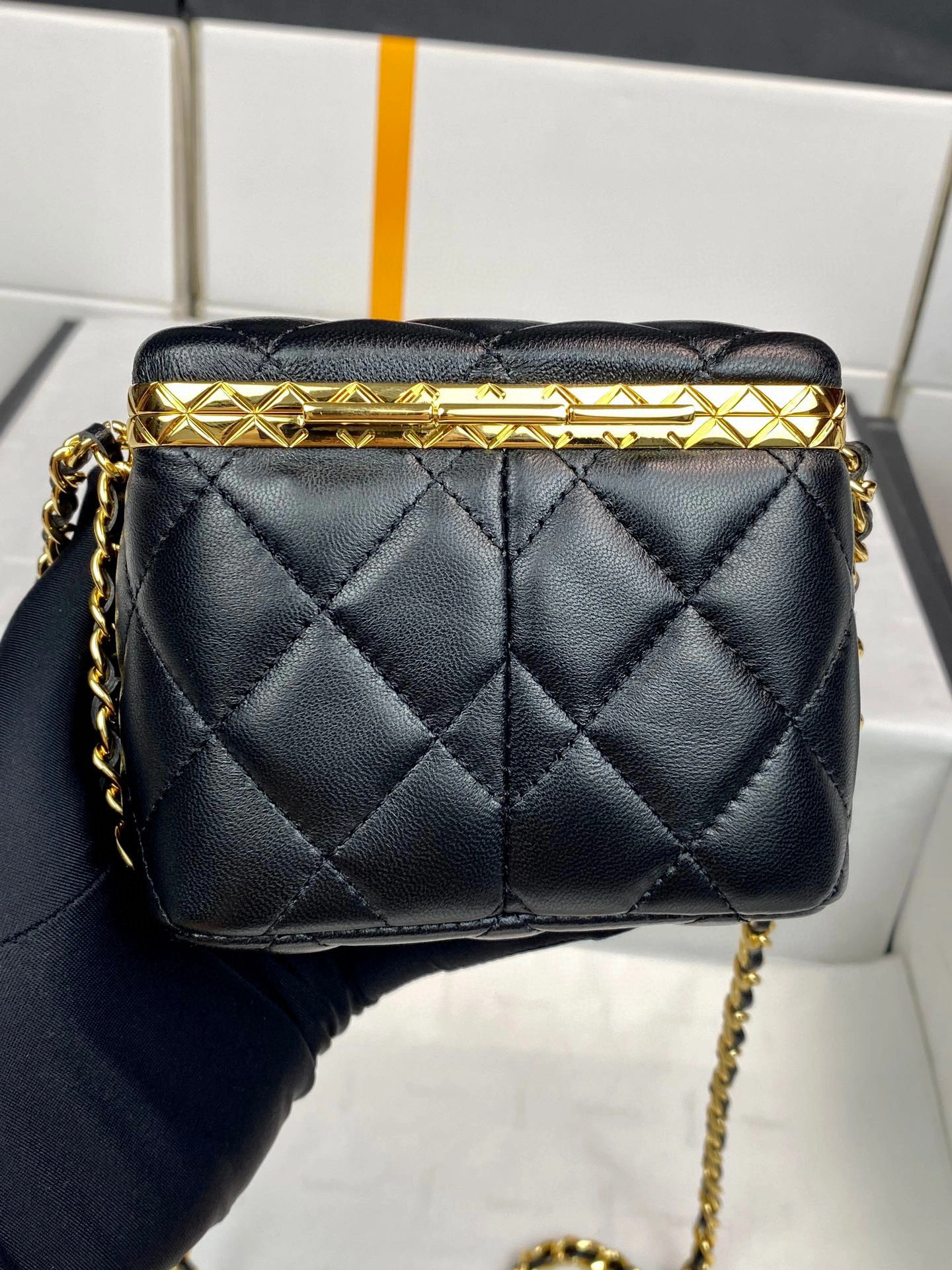 MOMO- AP2717-B07981-94305 22 sheephide item：B-B000F1414C