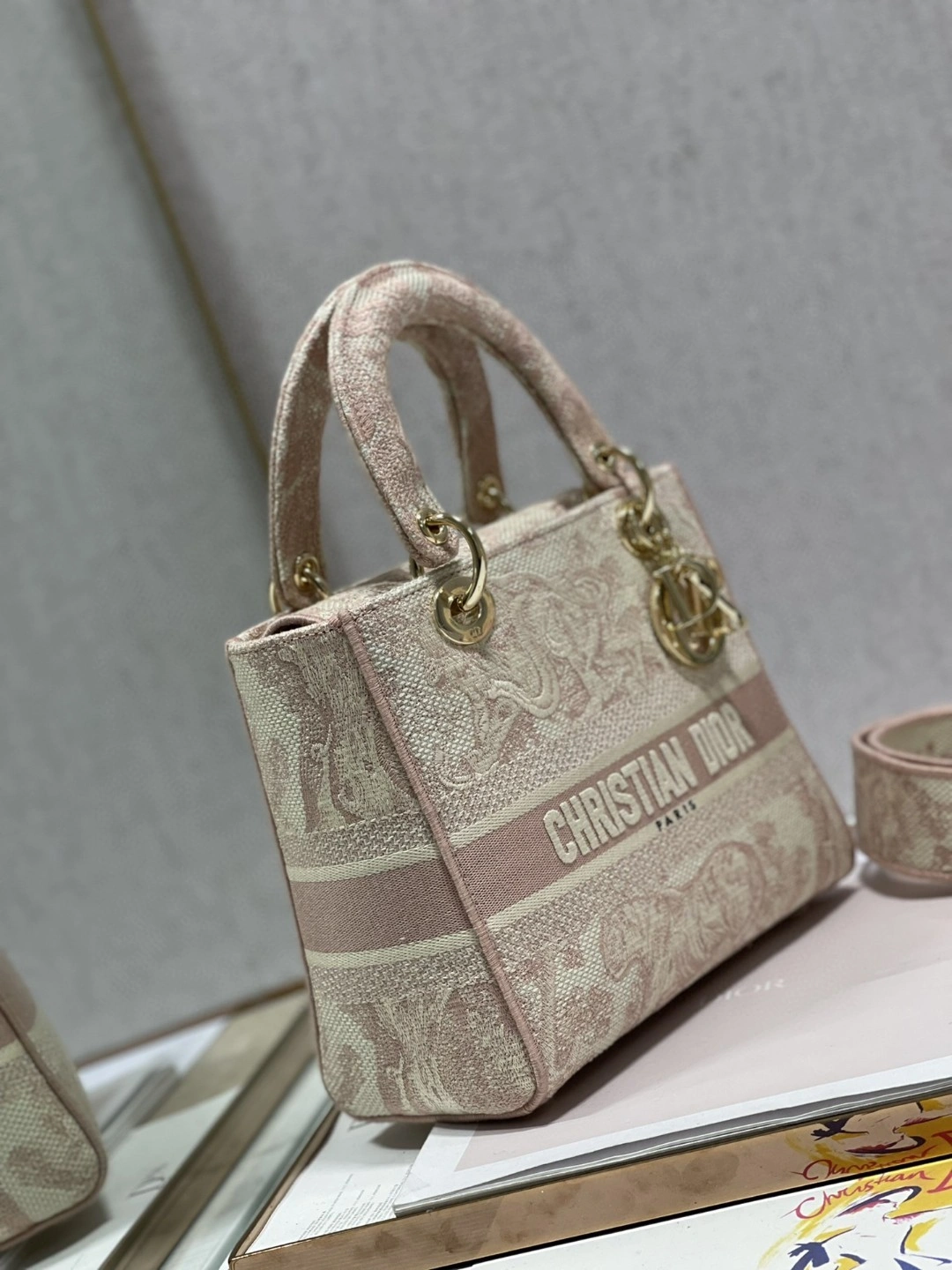 MOMO- M0565OTDT Cʜʀɪsᴛɪᴀɴ item : B-B00M1118
