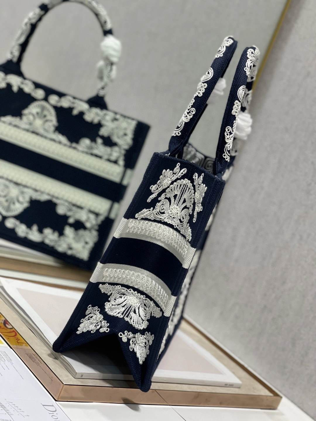 MOMO- M1296ZTTX book tote item : B-B563M1128