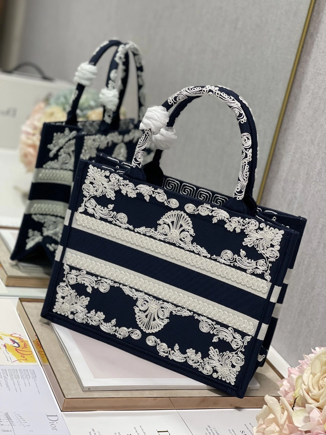 MOMO- M1296ZTTX book tote item : B-B563M1128