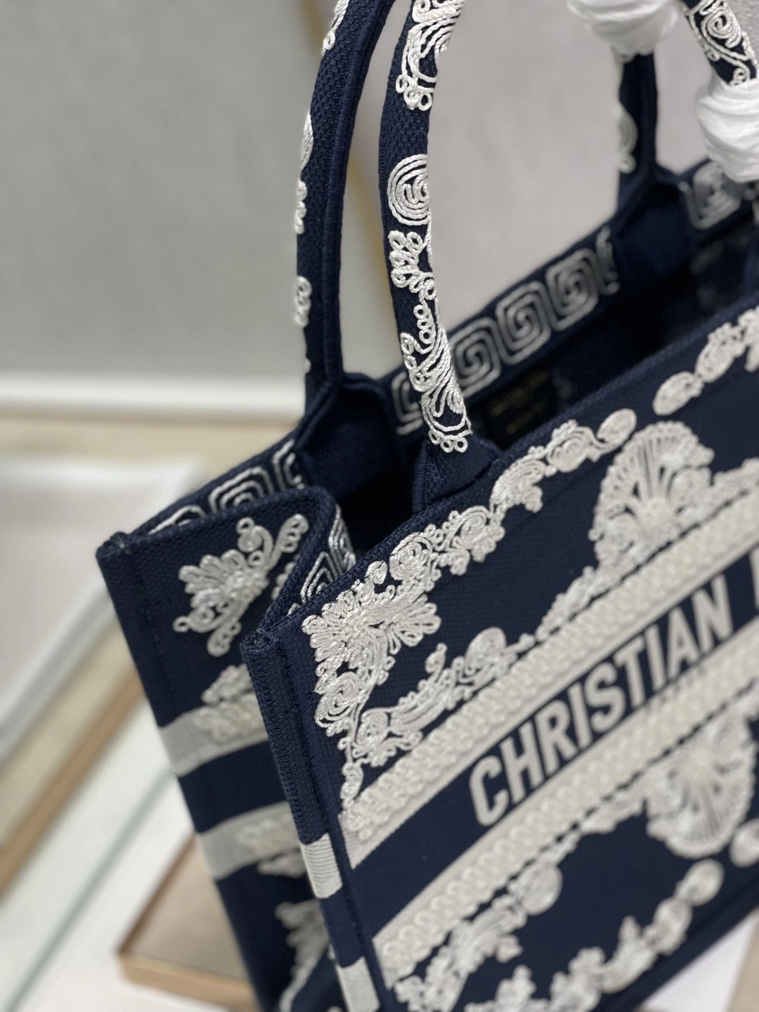 MOMO- M1296ZTTX book tote item : B-B563M1128