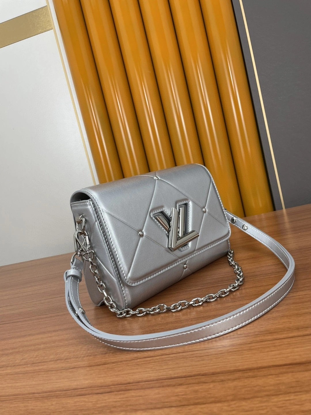 MOMO- M59031 sheephide item : A-B063L1606