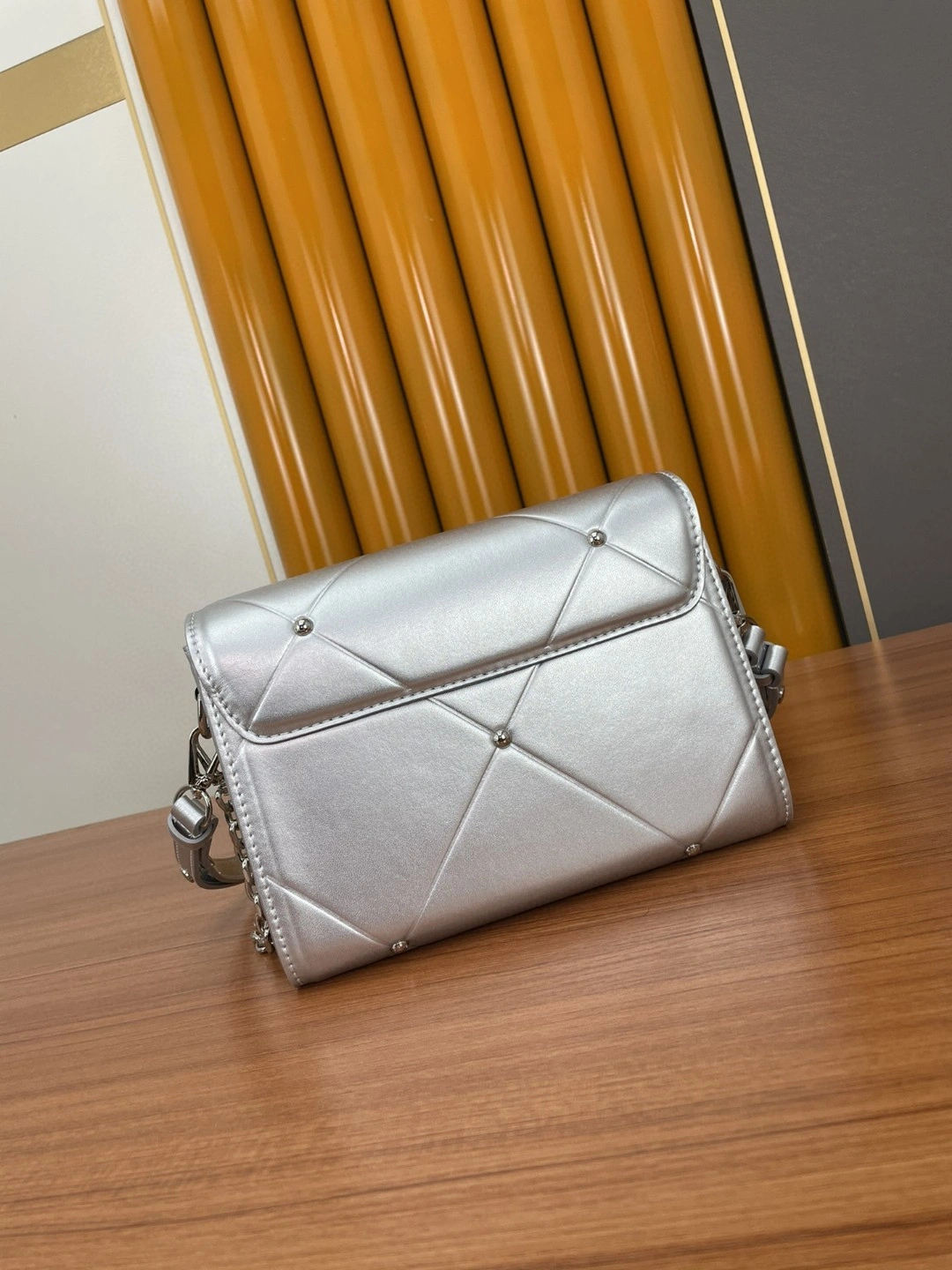 MOMO- M59031 sheephide item : A-B063L1606
