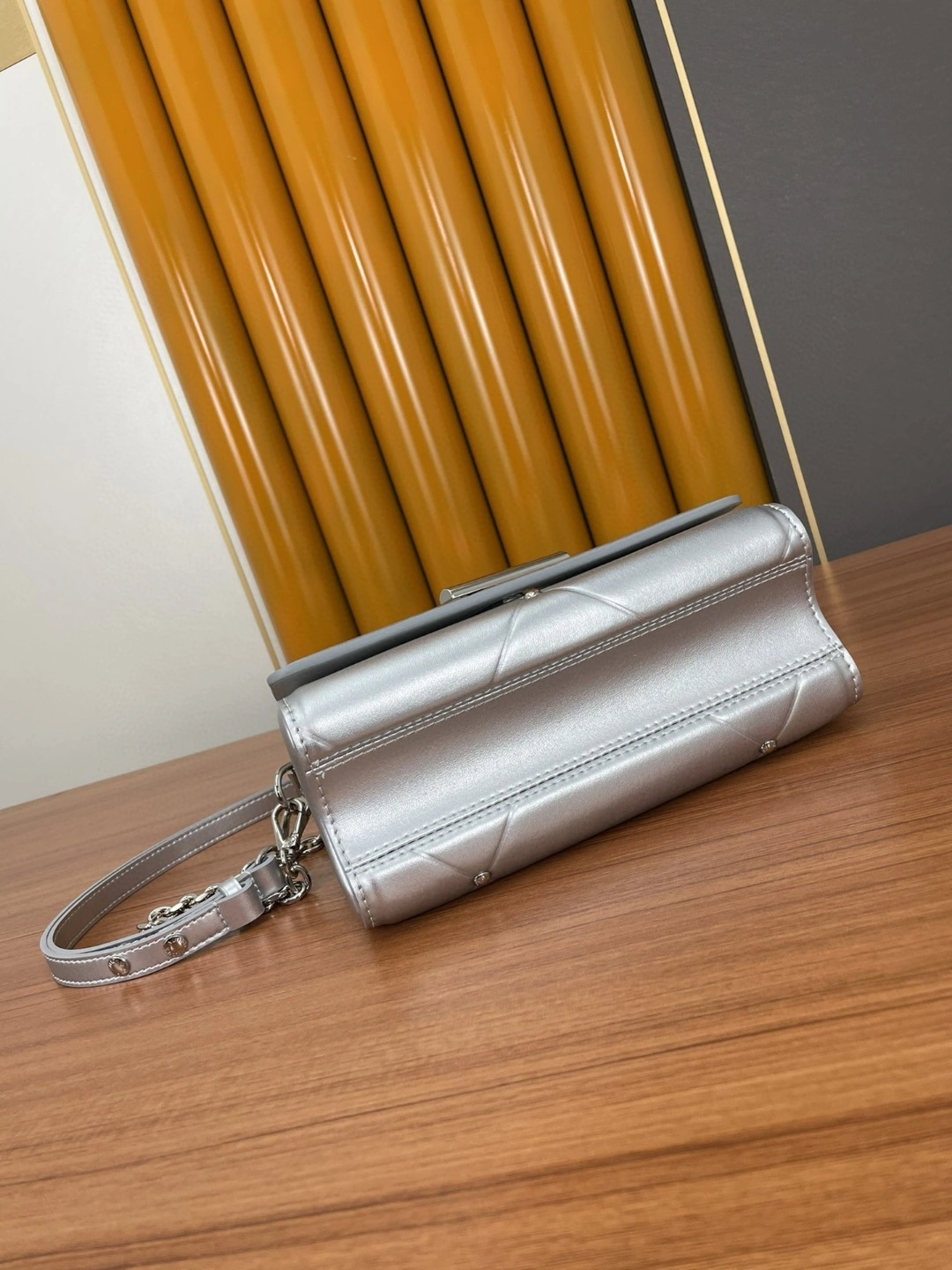 MOMO- M59031 sheephide item : A-B063L1606