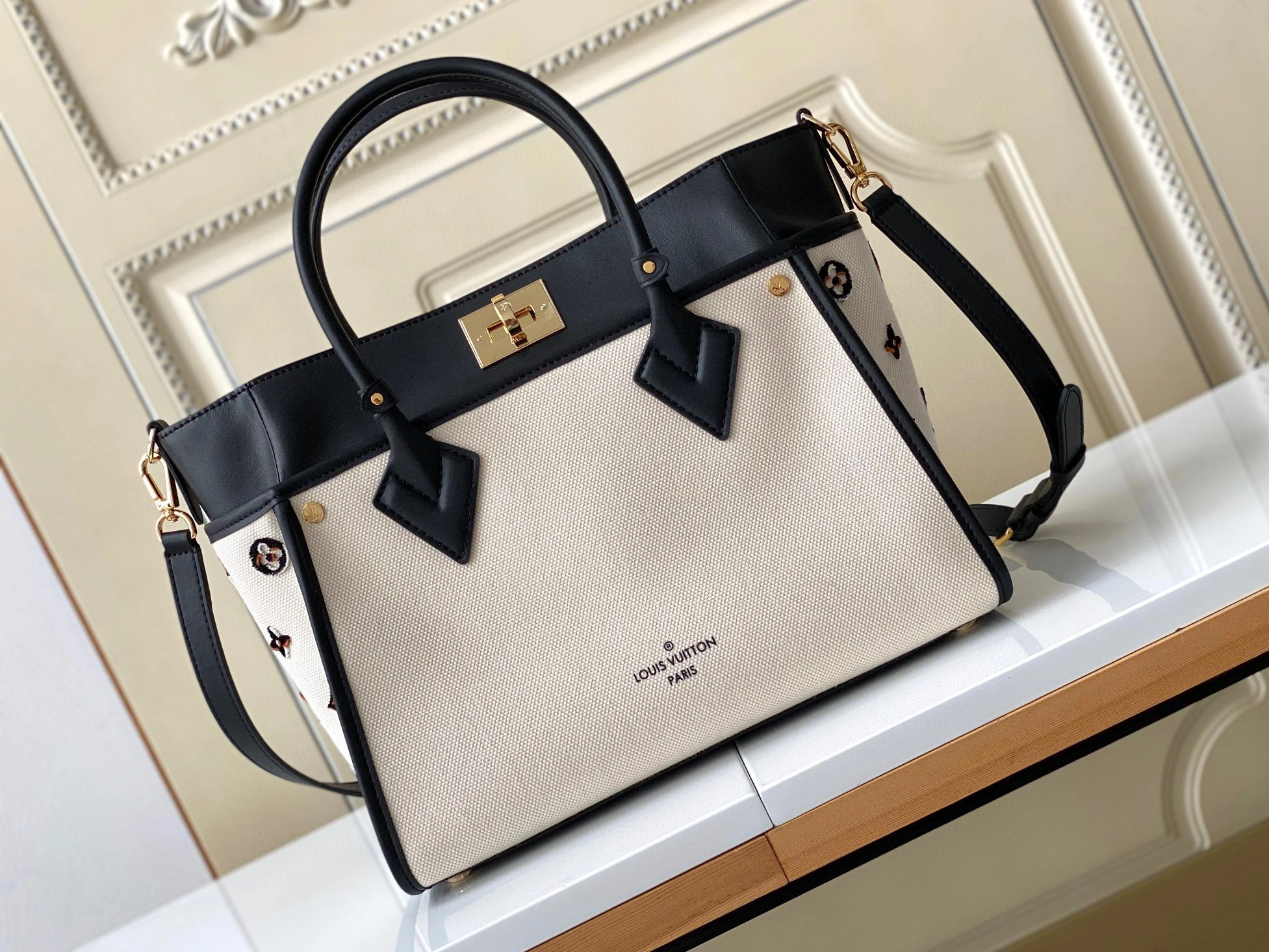 &MOMO- M59842 ON MY SIDE item：B-B000F0616C