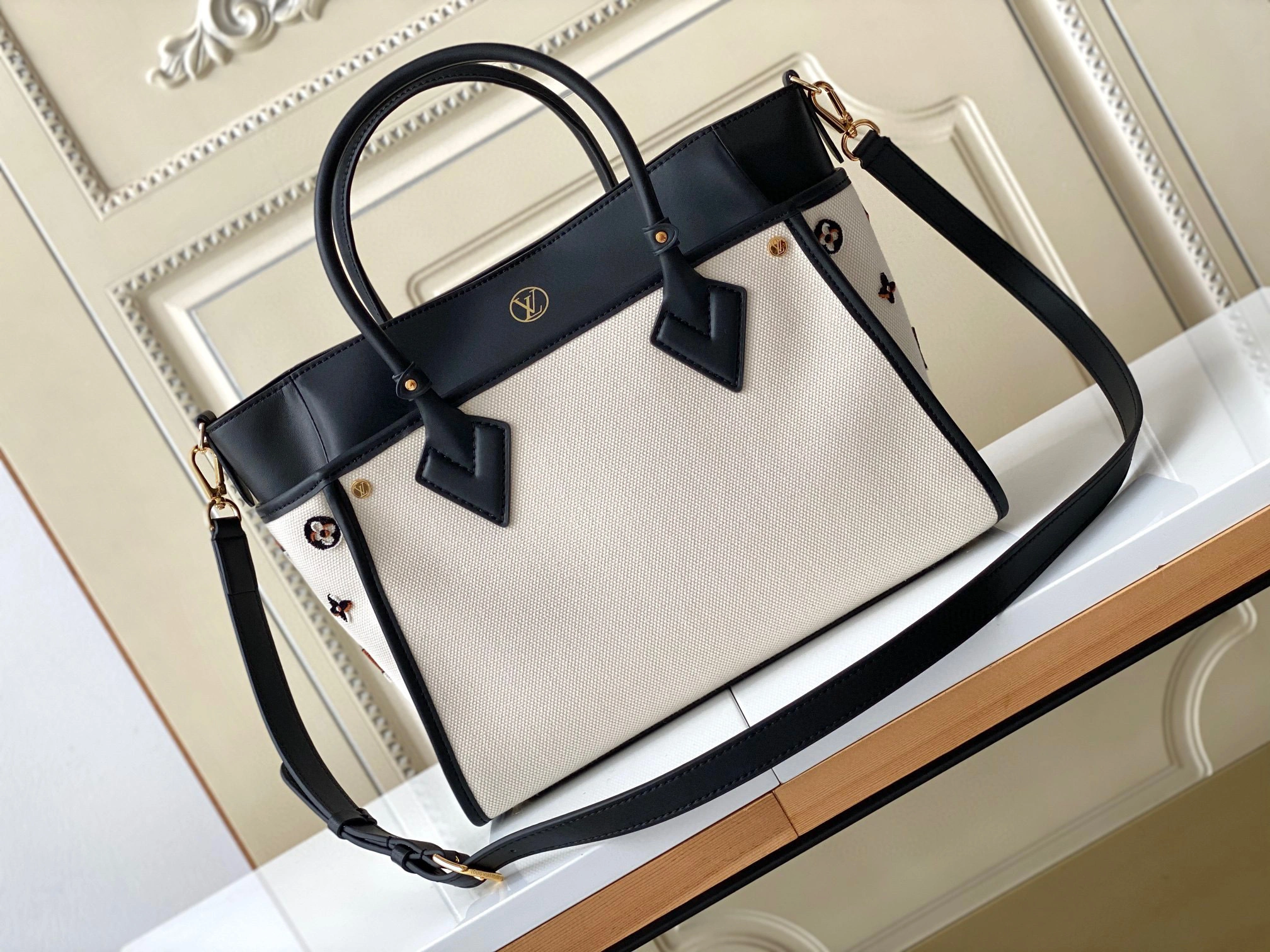 &MOMO- M59842 ON MY SIDE item：B-B000F0616C