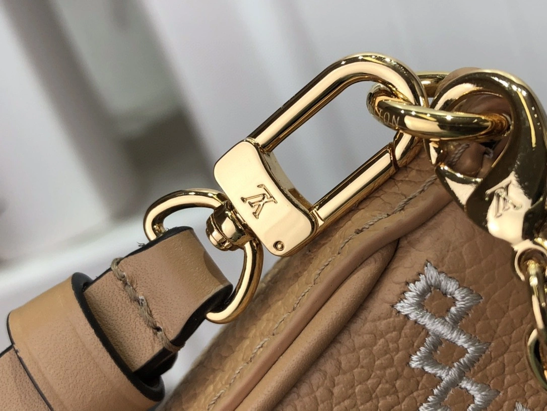 MOMO- M81137 cowhide Easy Pouch On Strap item : B-B063D1829