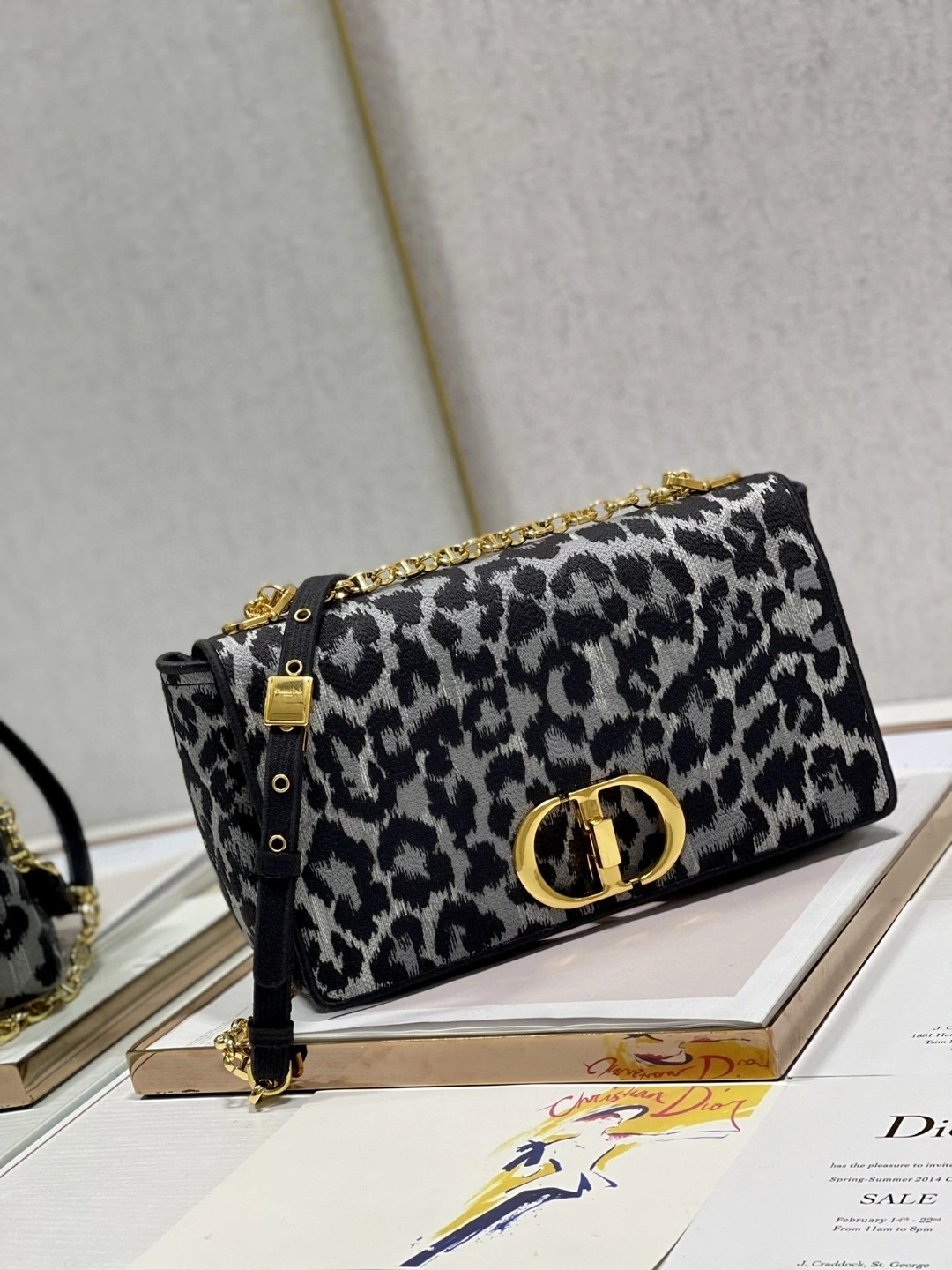 MOMO- M9242UTHG Caro item : B-B00M1304