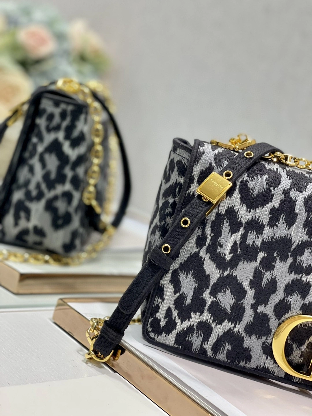 MOMO- M9242UTHG Caro item : B-B00M1304
