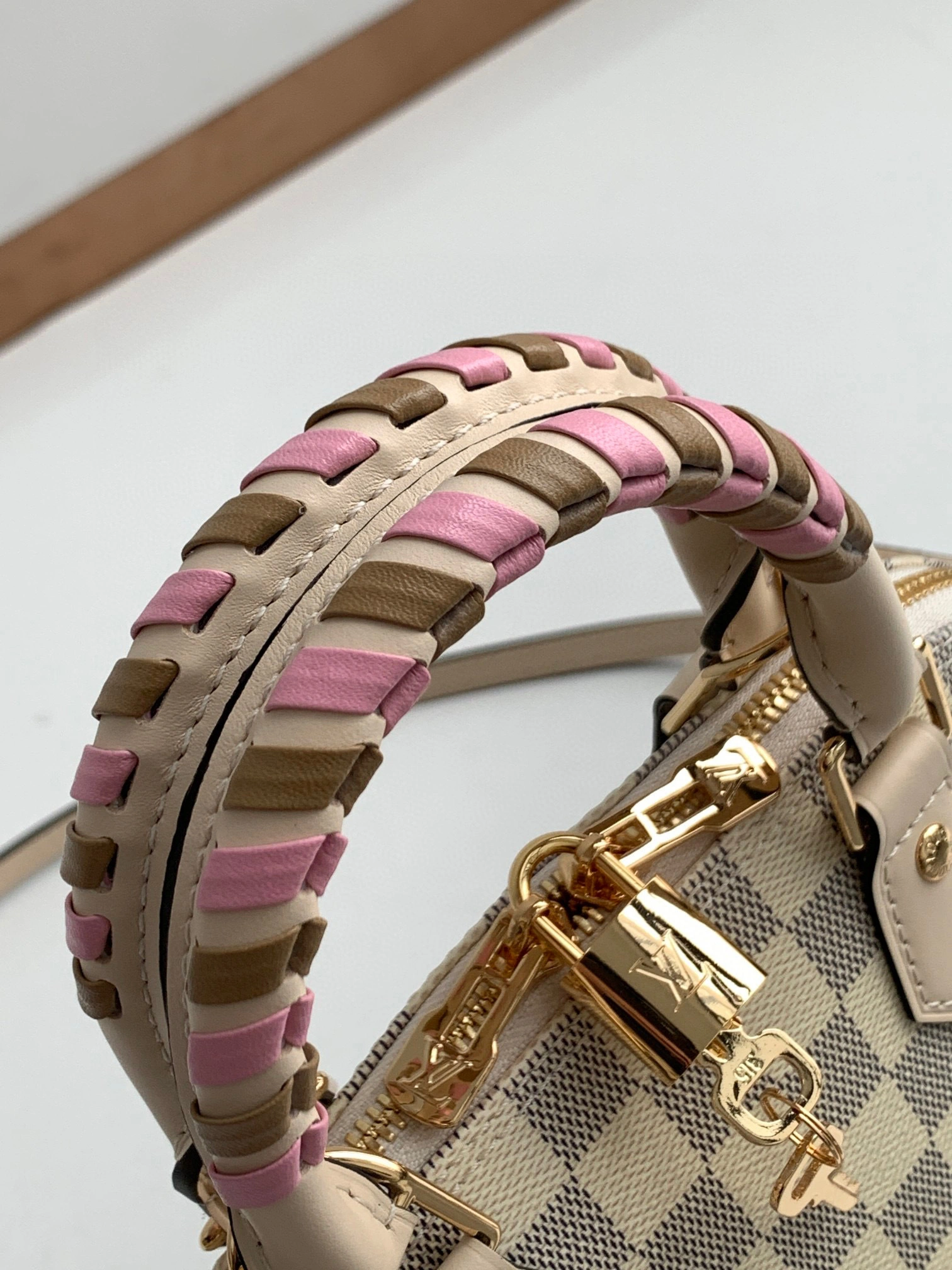 &MOMO- N45294 item：B-B000E2609C