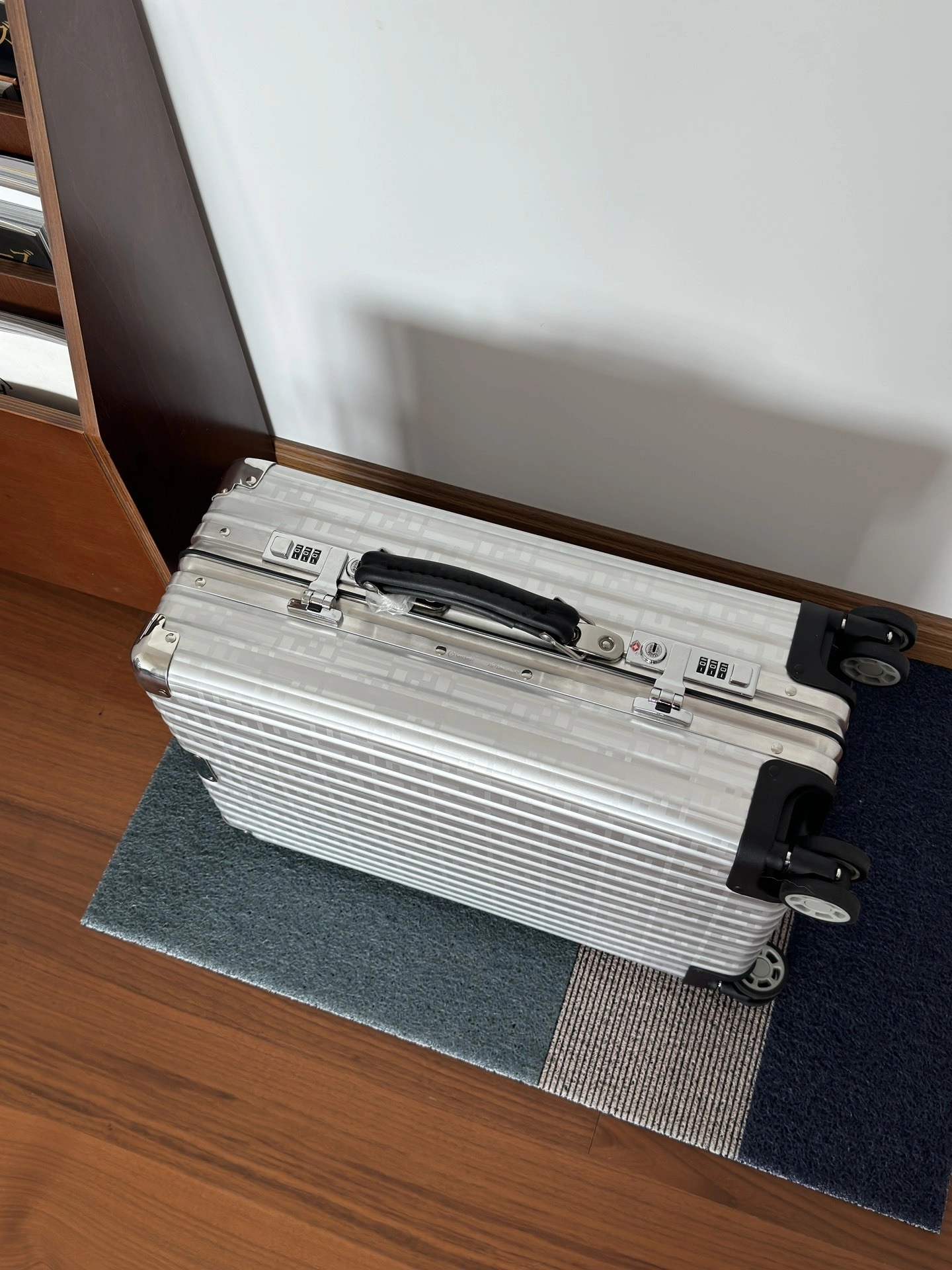MOMO--Ri7ow1 7VV133-AGQB-F13DJ high quality version Rimowa item:E-B000J2312H