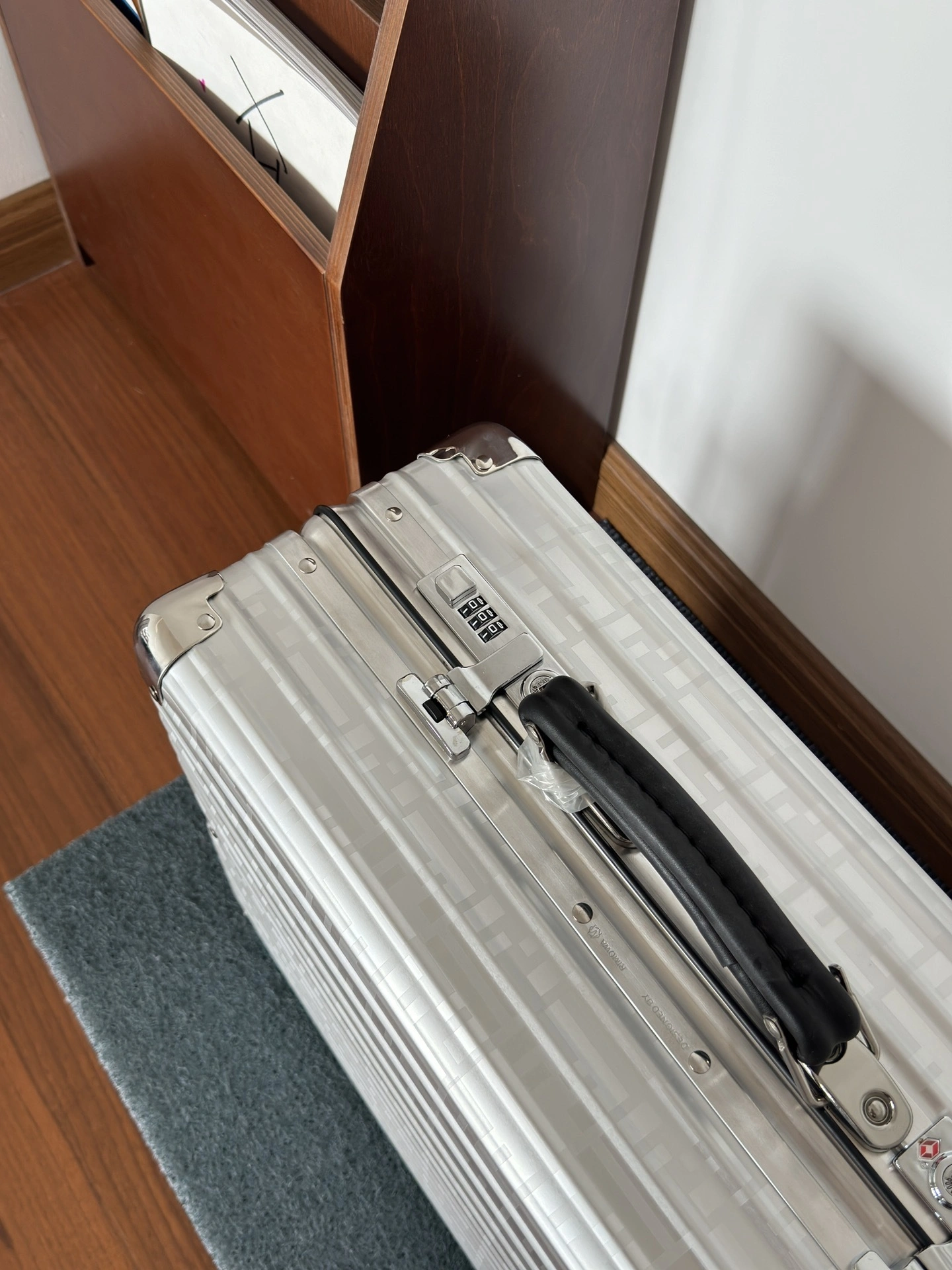 MOMO--Ri7ow1 7VV133-AGQB-F13DJ high quality version Rimowa item:E-B000J2312H
