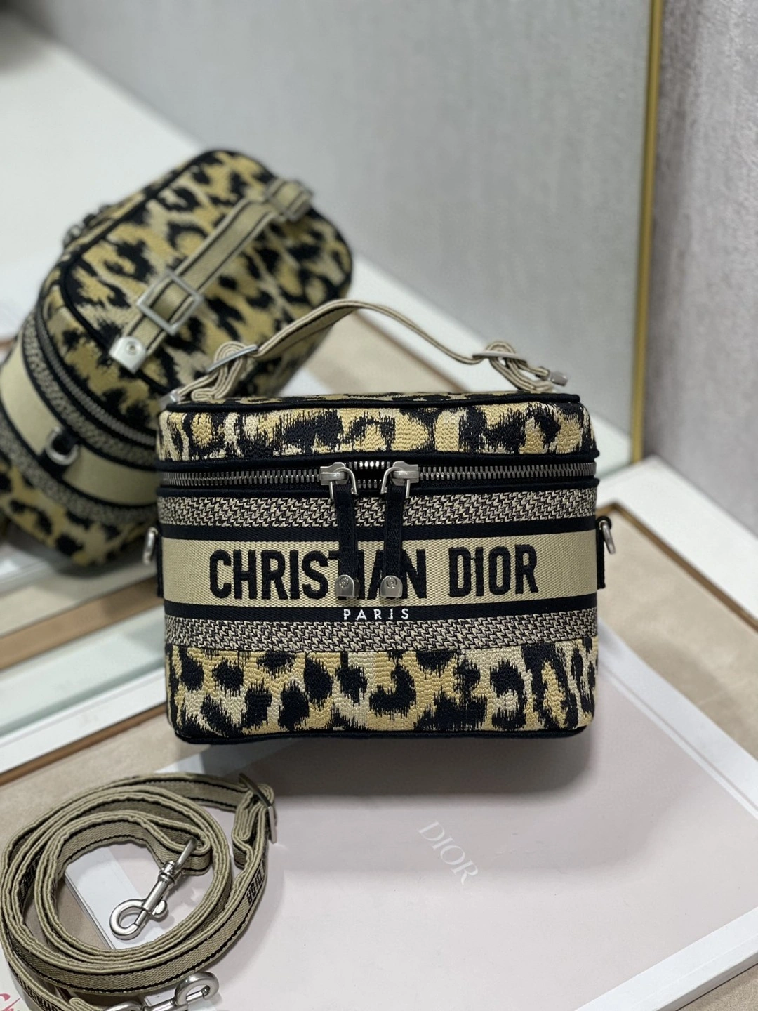 MOMO- S5529VRHM CHRISTIAN item : B-B00M1313