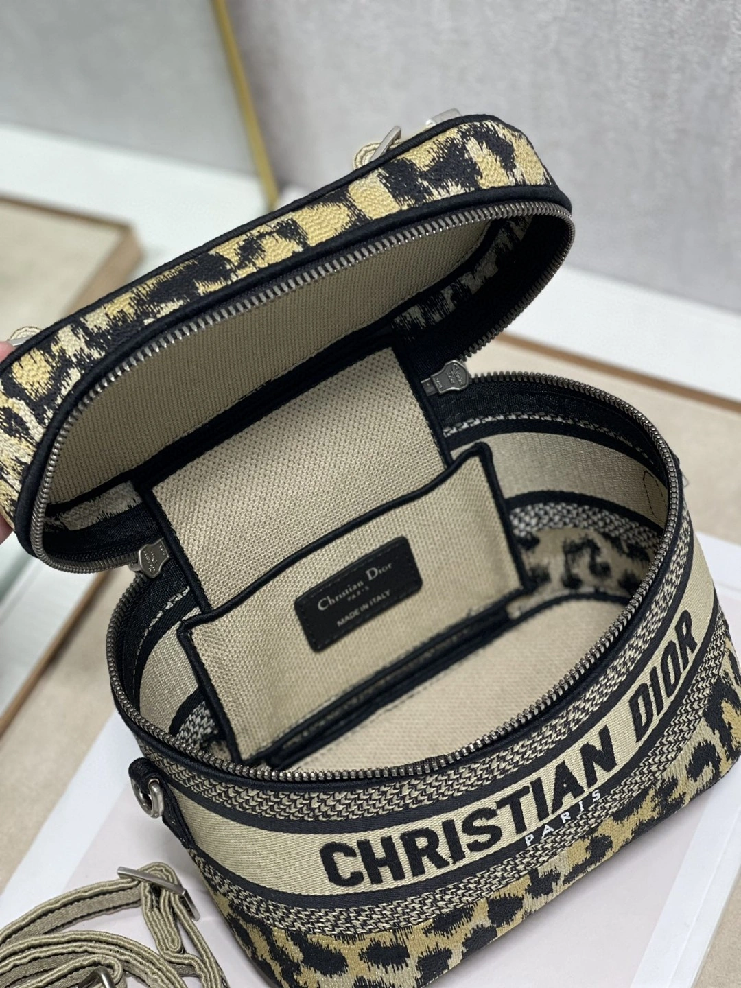 MOMO- S5529VRHM CHRISTIAN item : B-B00M1313