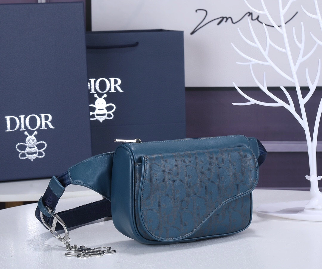 MOMO- World Tour World Tour item:A-B063L2524