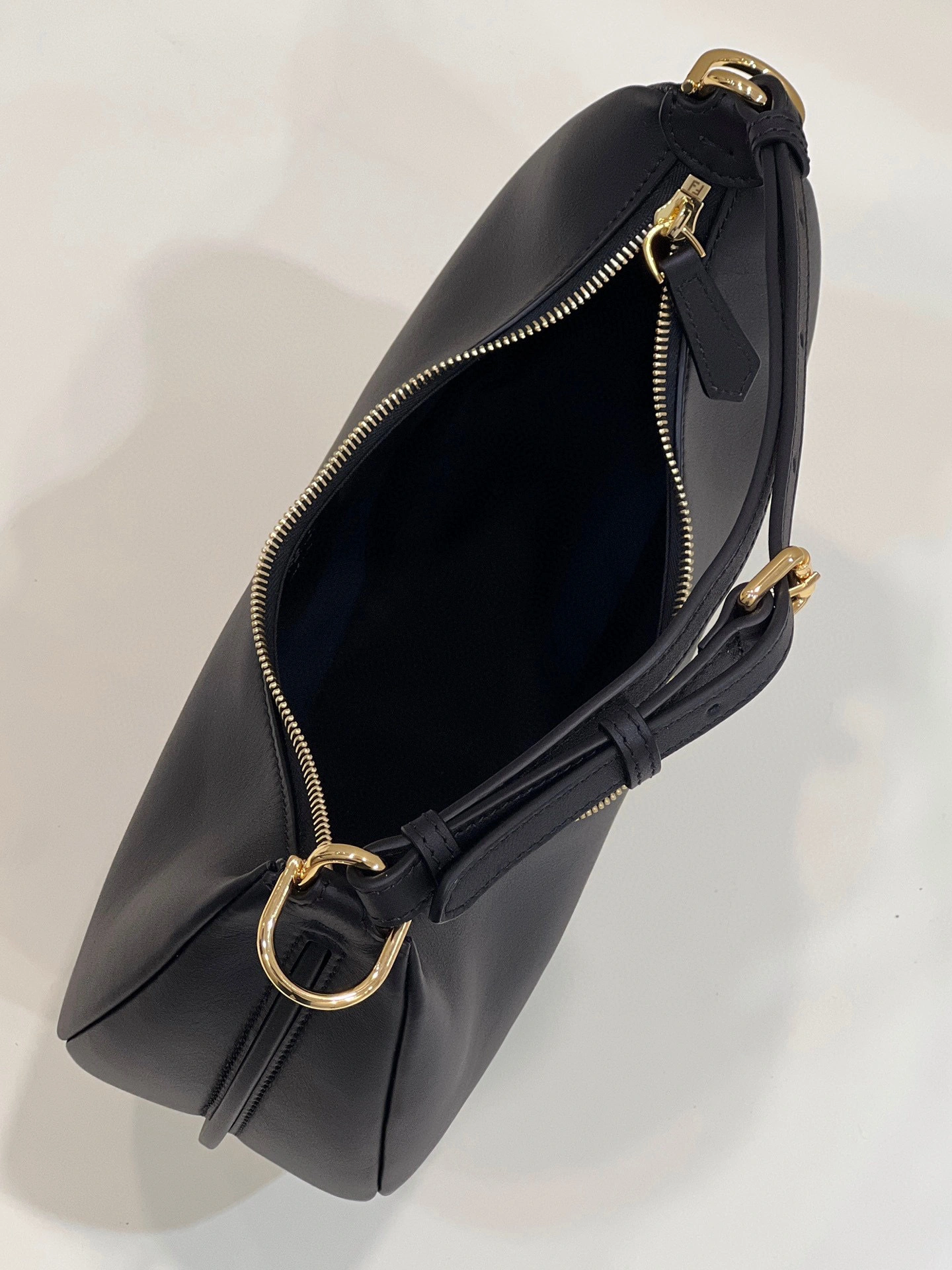 MOMO- graphy item:B-B063C1401T