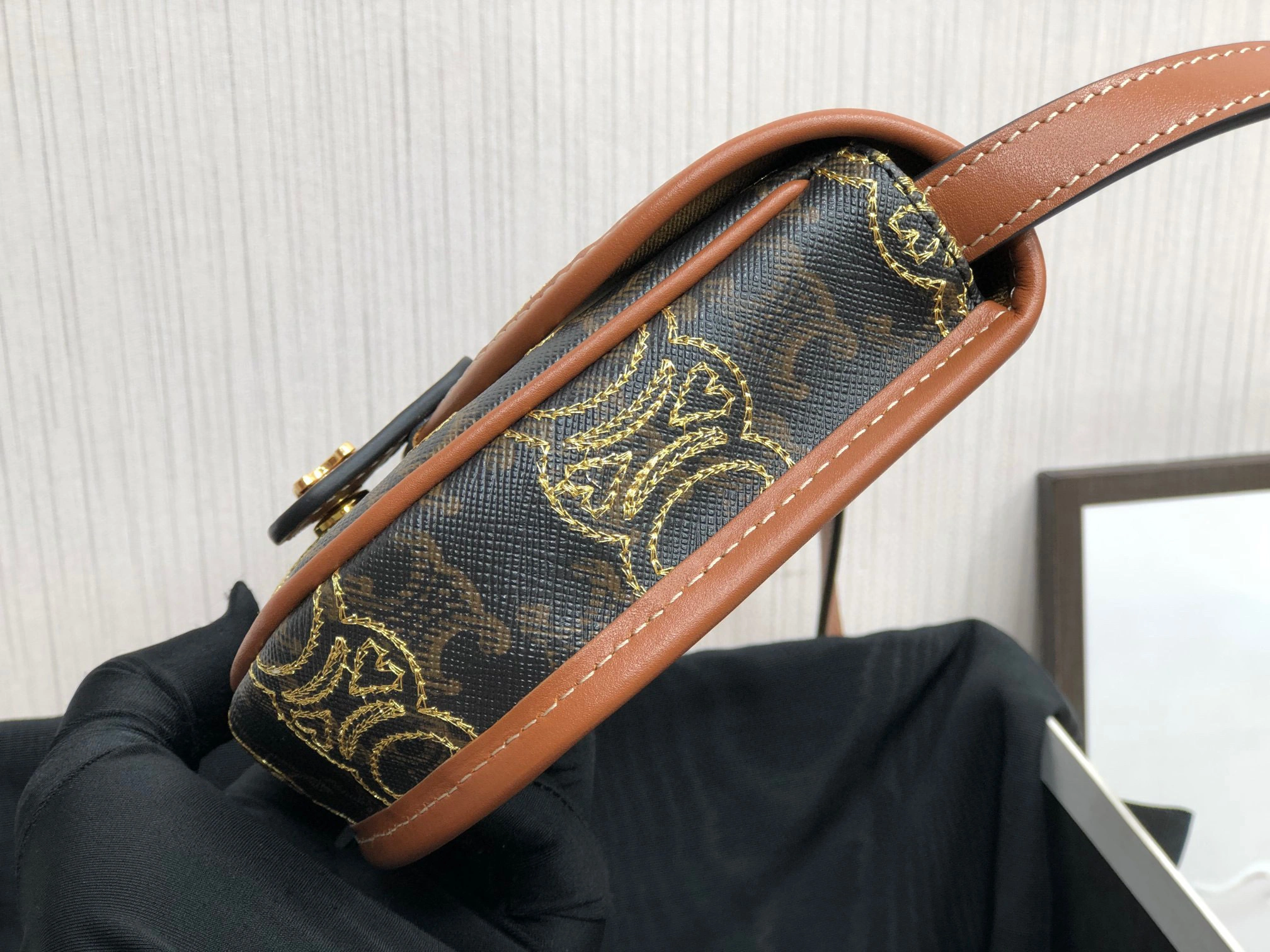 MOMO- high quality version 196702ECK-04LU 520 BESACE item：B-B009J1922C