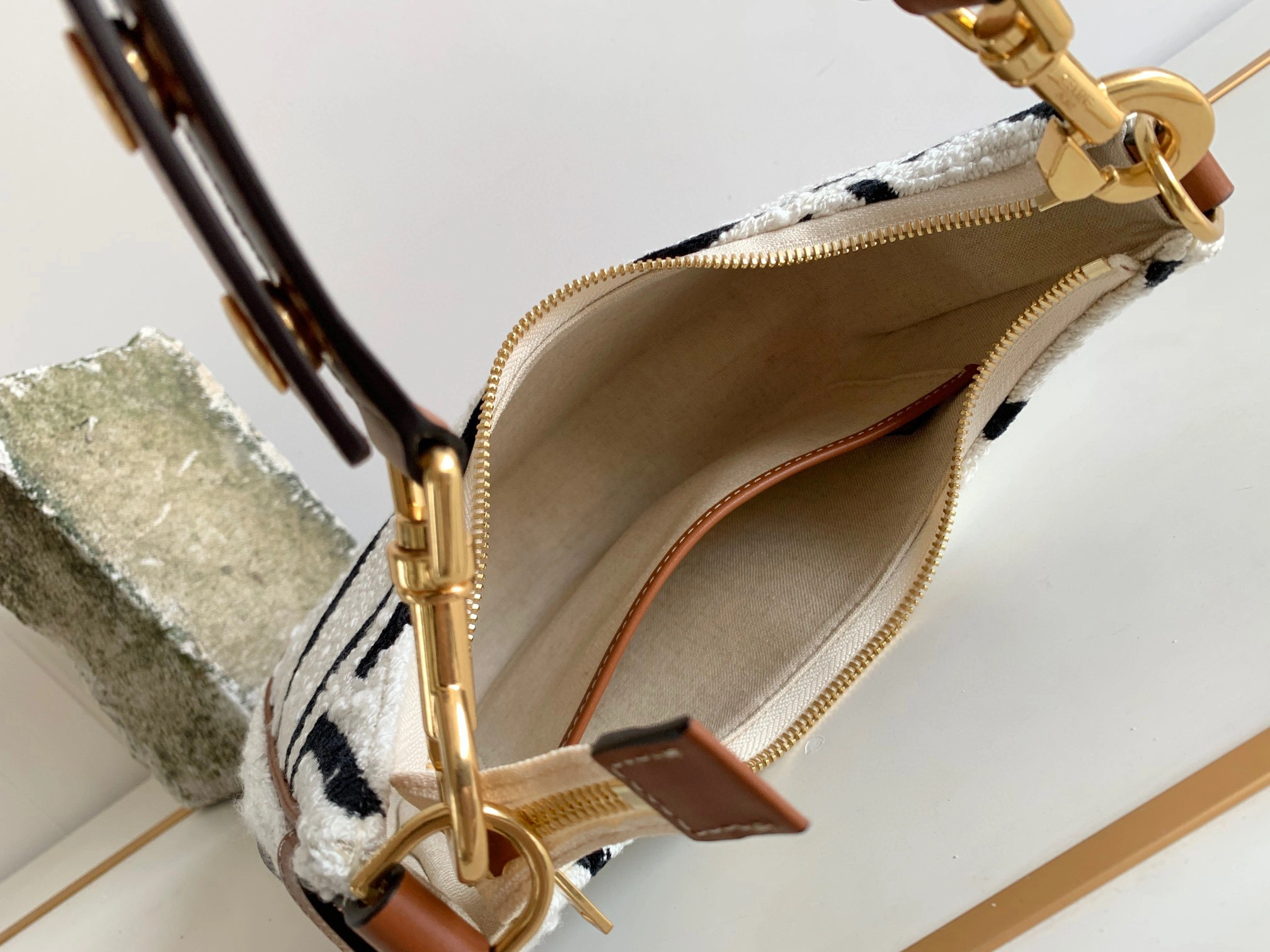 MOMO- high quality version 196922EFU-01WB 2022s AVA item：B-B000H0824C
