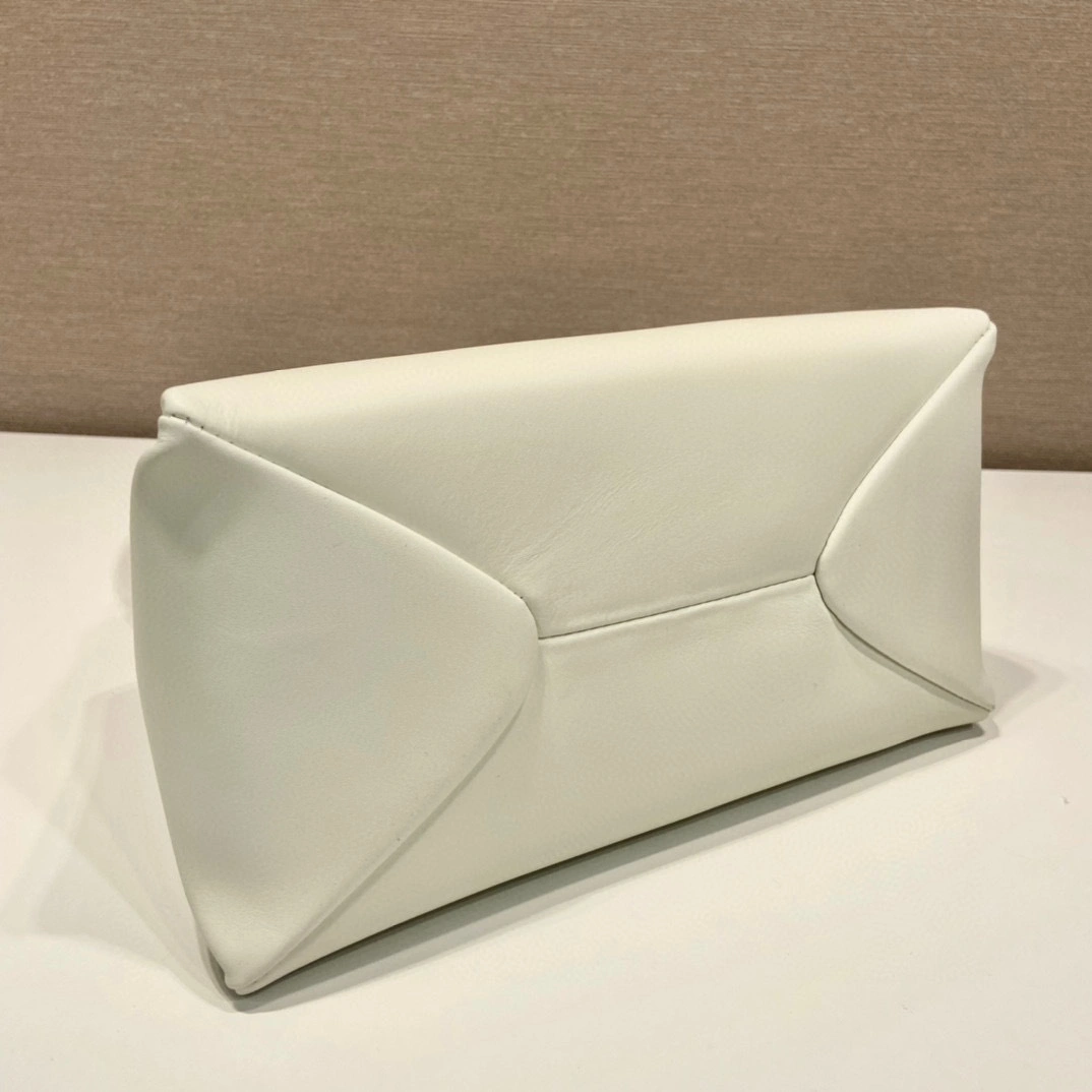 MOMO- high quality version 1BA368_2DDJ_F0009_V_OOO calfskin item：B-B000H0821C