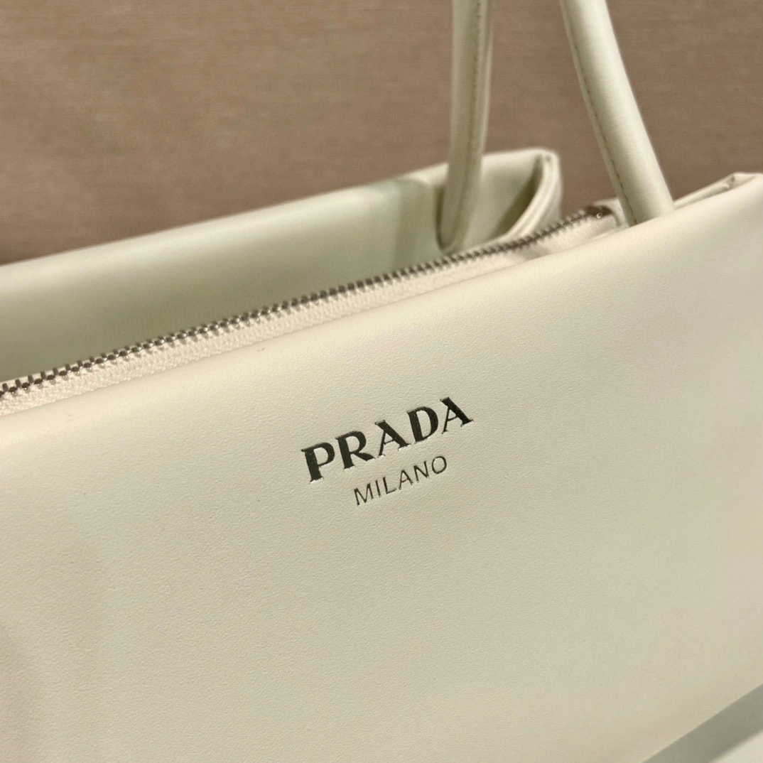 MOMO- high quality version 1BA368_2DDJ_F0009_V_OOO calfskin item：B-B000H0821C