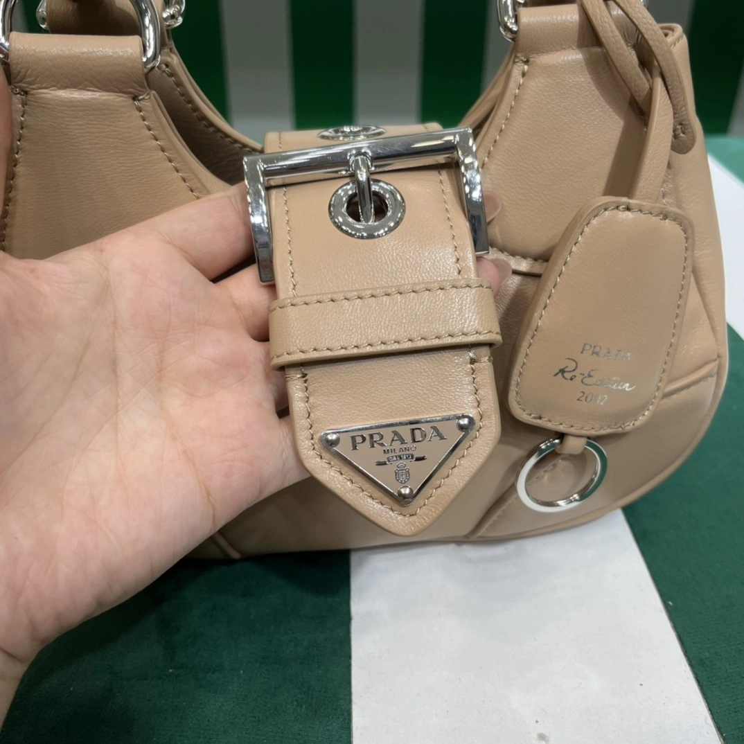 MOMO- high quality version 1BA381_2DYI_F098L_V_OOM Moon Bag item：C-B000D0415C