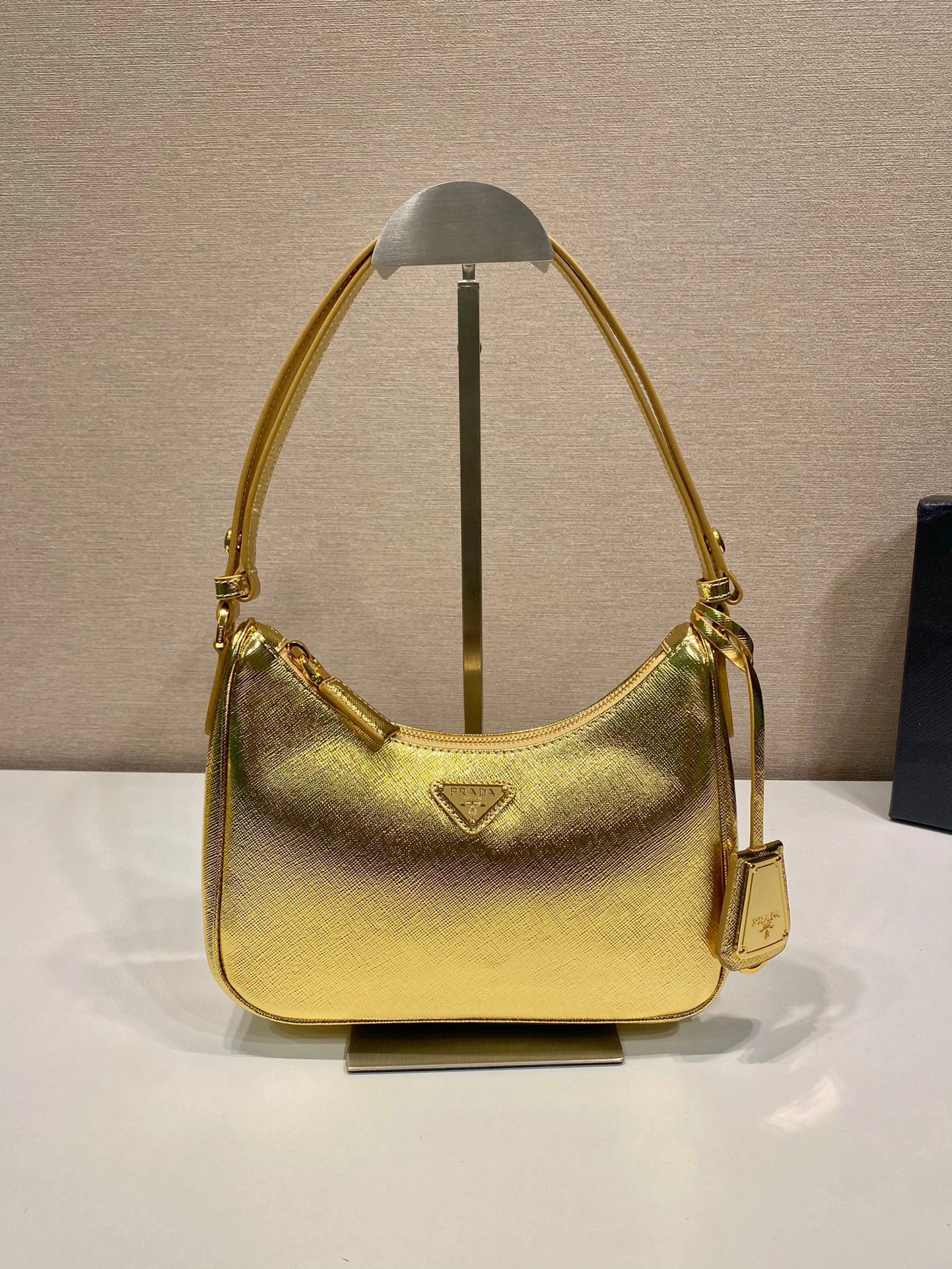 &MOMO- high quality version 1BC204_NZV_F0522_V_JOU cowhide item：C-B563A1319C