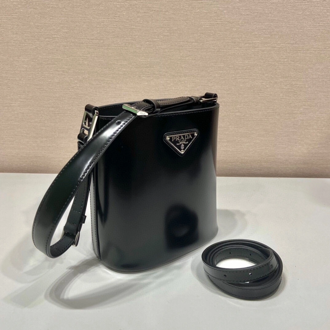 MOMO- high quality version 1BE059_VHOO_ZO6F0_002 calfskin item：B-B164I2202C