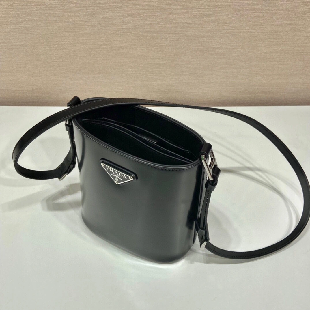 MOMO- high quality version 1BE059_VHOO_ZO6F0_002 calfskin item：B-B164I2202C