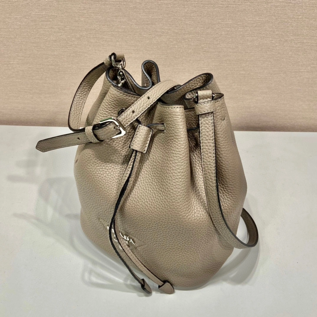 MOMO- high quality version 1BE060_2DKV_F02YP_V_3OO cowhide item：B-B050L3021C