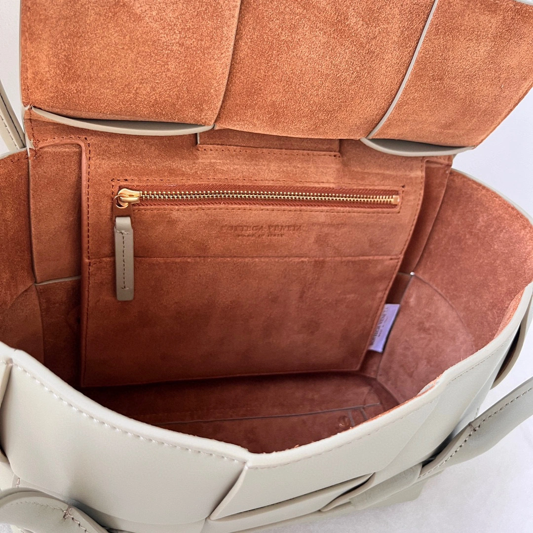 MOMO- high quality version 575943VMAP12916 Arco cowhide item：B-B564H2603C