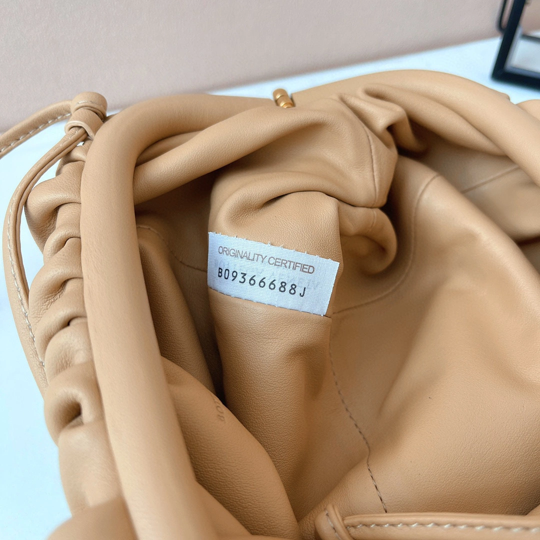 MOMO- high quality version 585852-VCP40-2752 Pouch20 item：B-B063G2323C