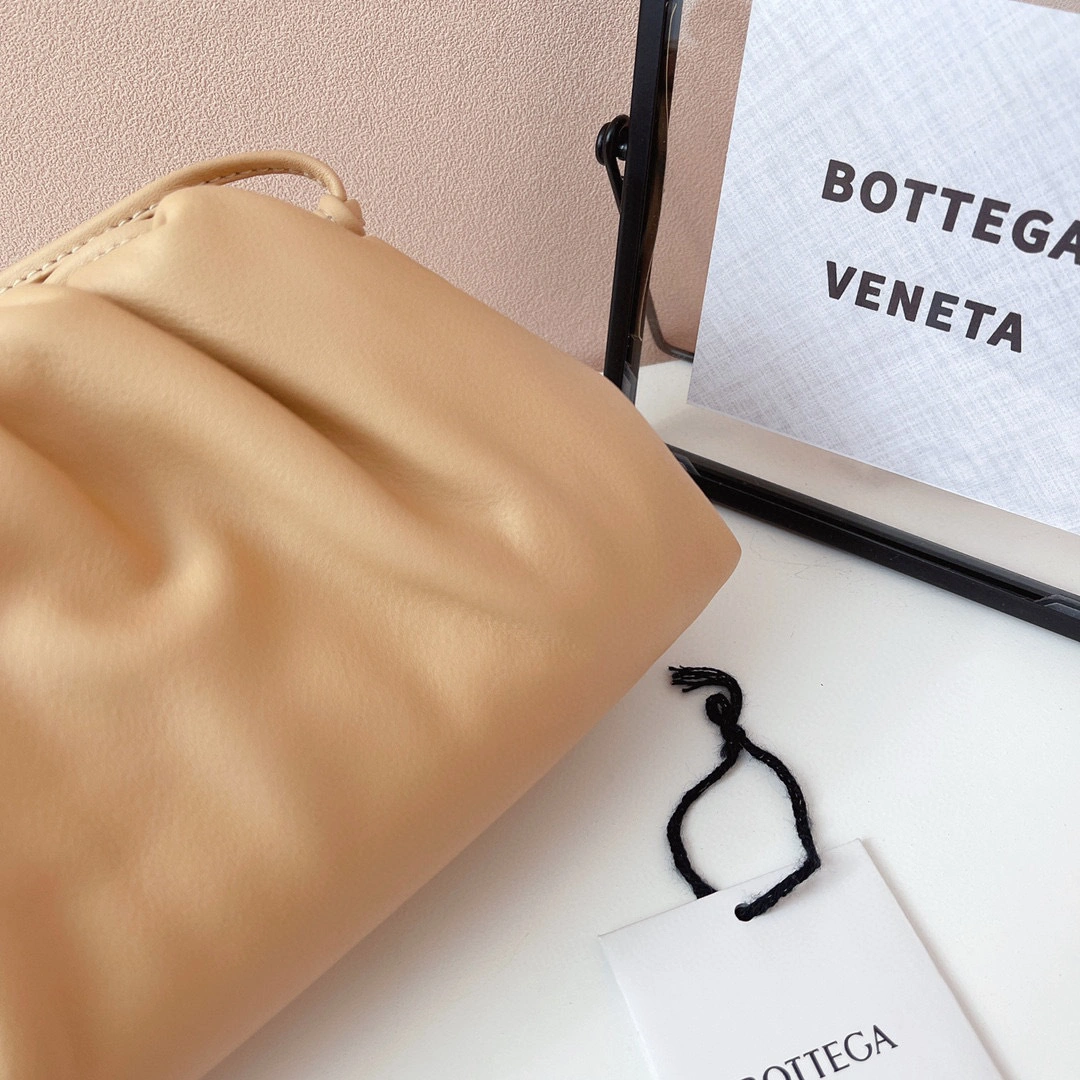 MOMO- high quality version 585852-VCP40-2752 Pouch20 item：B-B063G2323C