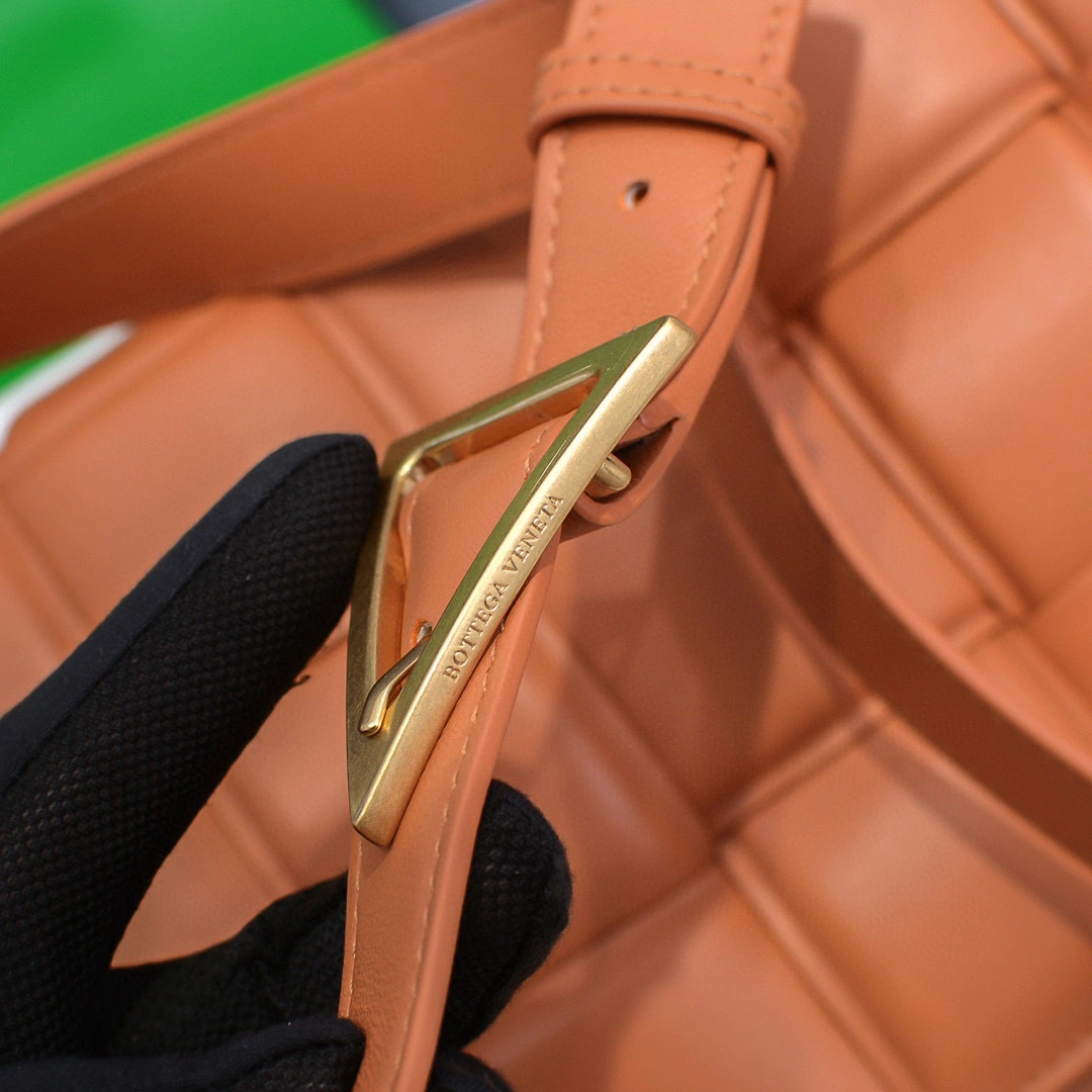 MOMO- high quality version 591970-VCQR1-7616 Cassette sheephide item：B-B000H0310C