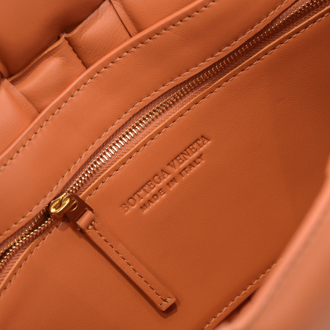 MOMO- high quality version 591970-VCQR1-7616 Cassette sheephide item：B-B000H0310C
