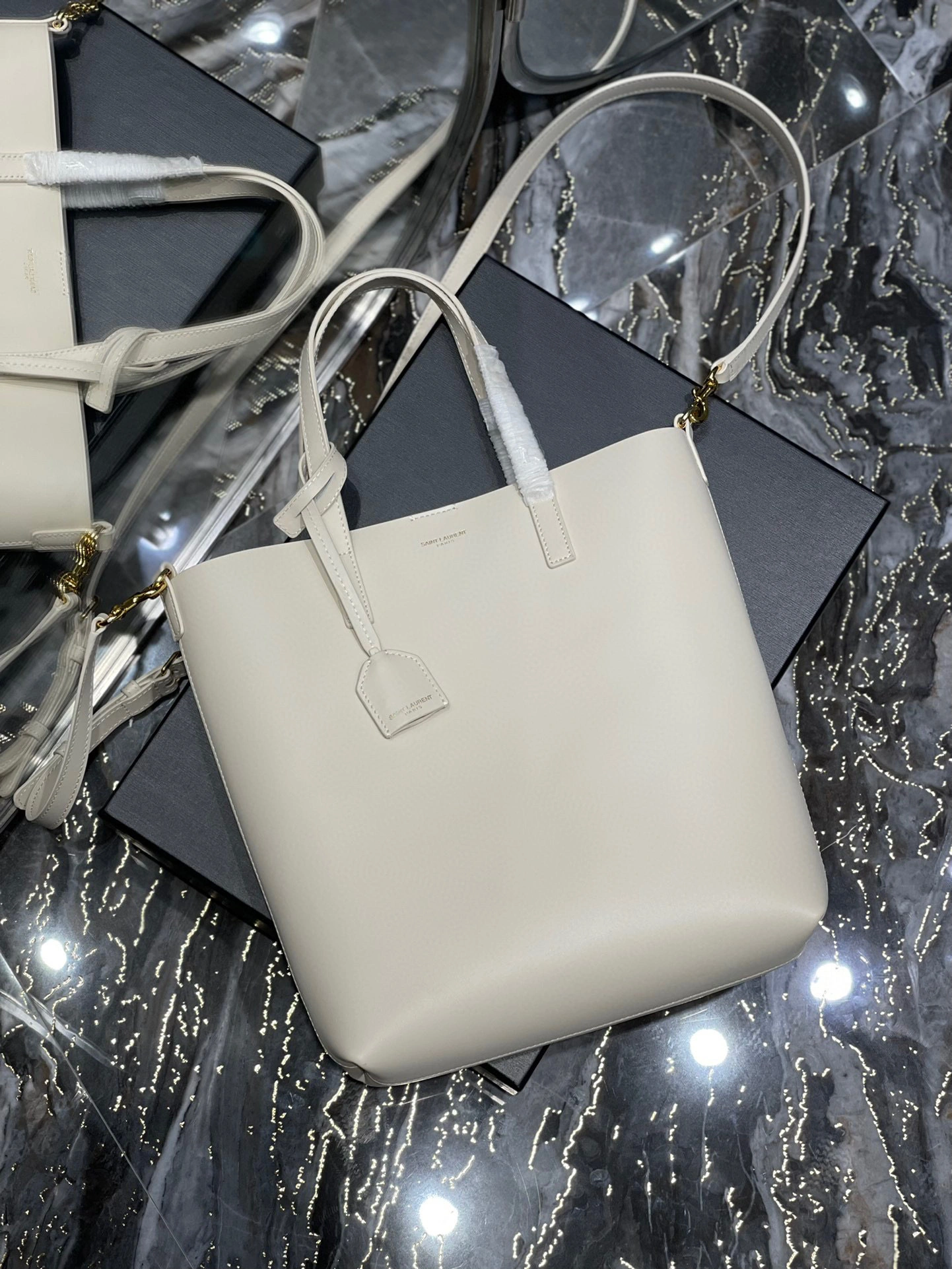 &MOMO- high quality version 600307-CSV0J-9207 Shopping tote bag item：B-B000I1502C