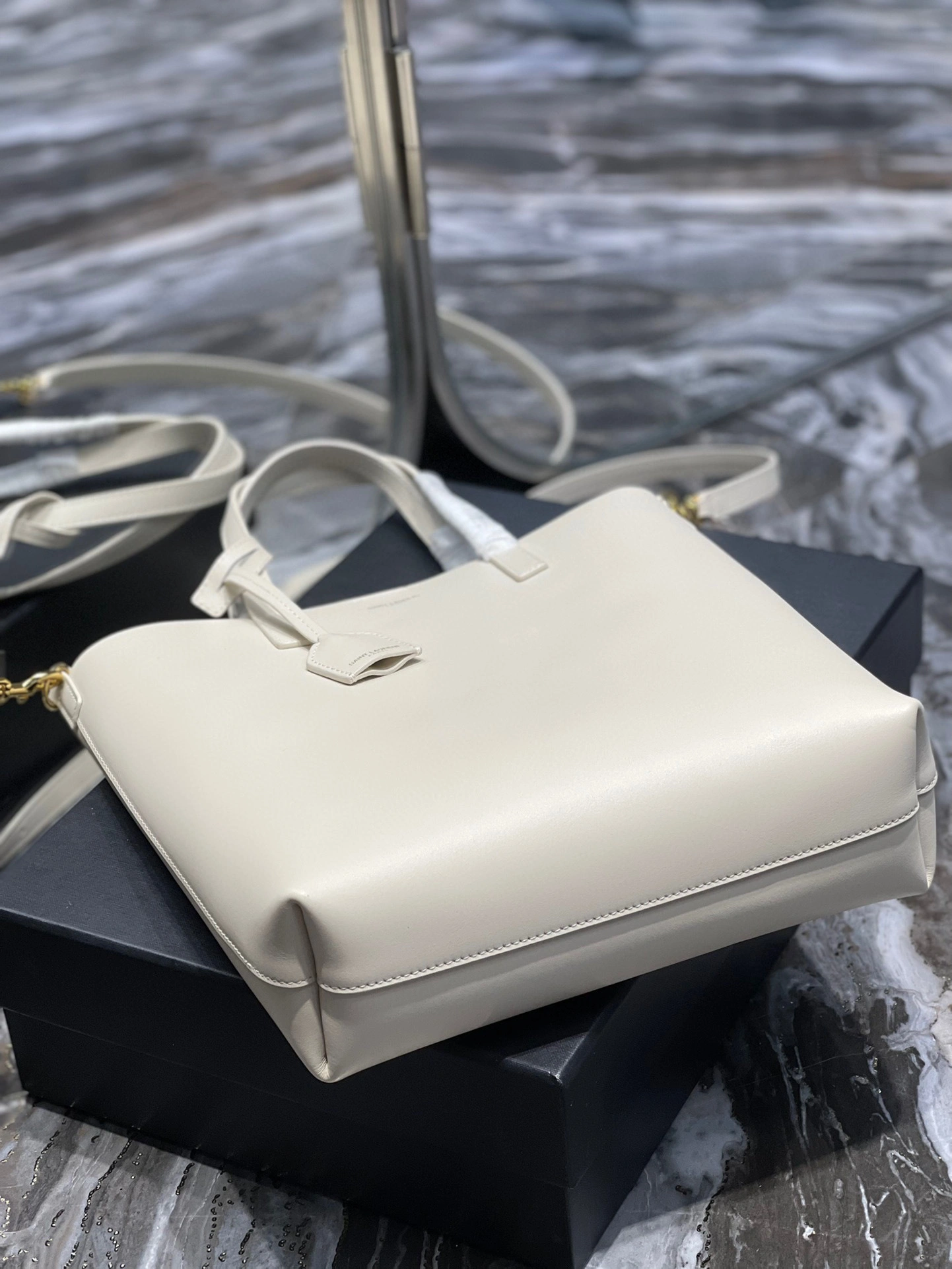 &MOMO- high quality version 600307-CSV0J-9207 Shopping tote bag item：B-B000I1502C